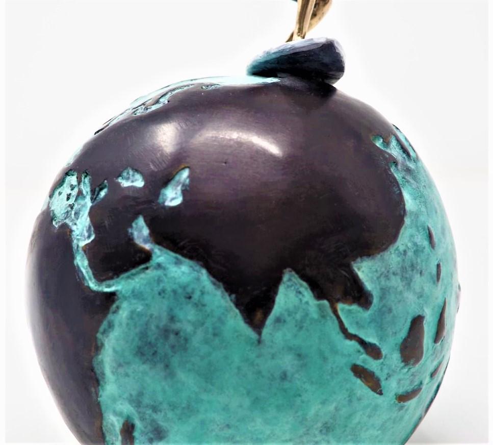 « Read the Ocean », sculpture de table figurative en bronze, garçon courageux au surf en vente 1