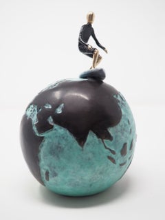 "Leggi l'oceano", scultura da tavolo in bronzo figurativa, ragazzo coraggioso che si gode la vita surfando