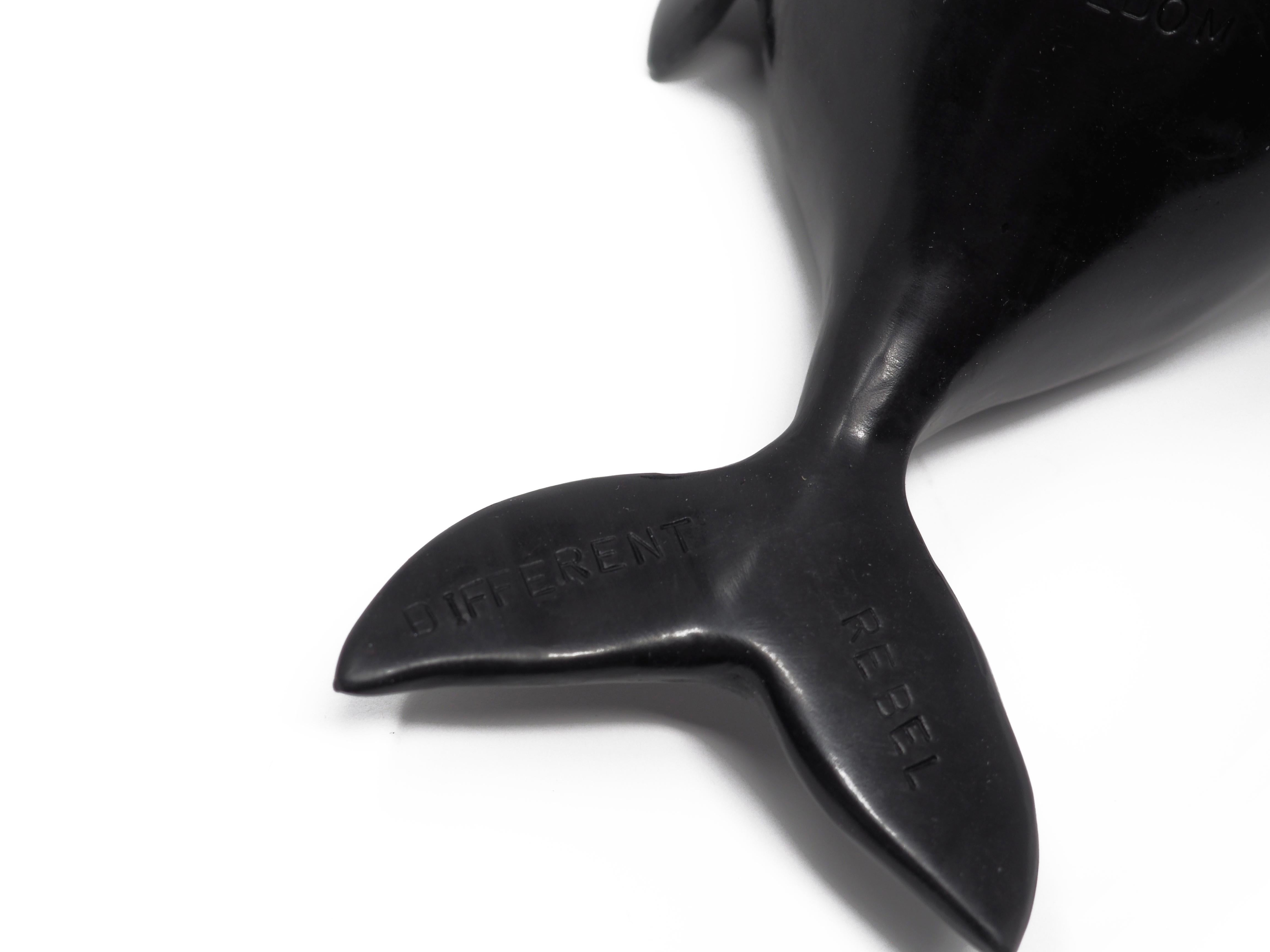 Sculpture contemporaine en bronze d'animaux - baleine noire Rebel - Noir Figurative Sculpture par Mireia Serra
