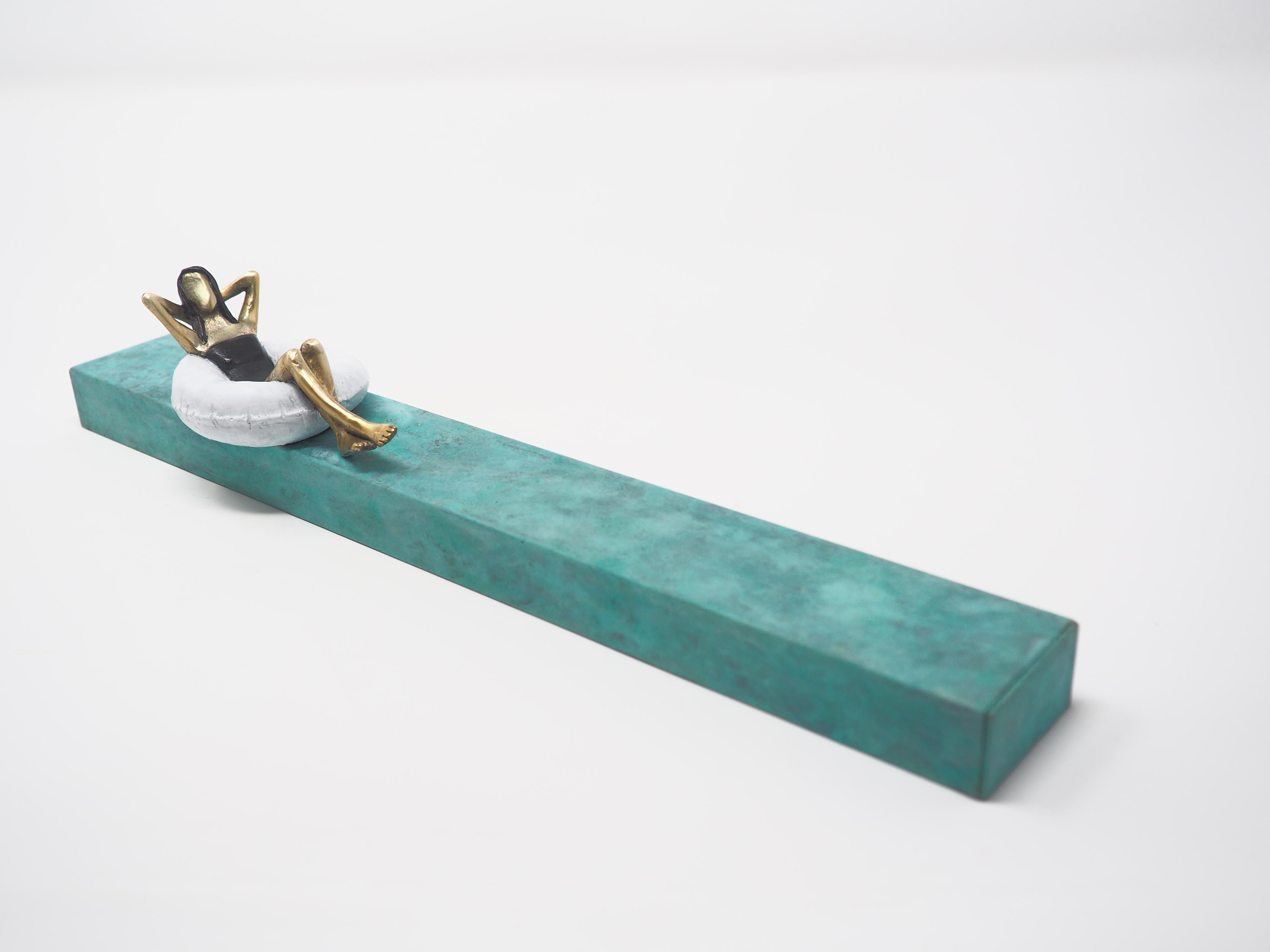 Rock the boat - piccola scultura murale figurativa in bronzo e ferro con donna distesa - Sculpture Contemporaneo di Mireia Serra
