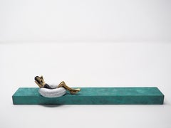 "Rock the Boat" zeitgenössische figurative Bronzeskulptur Mädchen Freiheit Meer