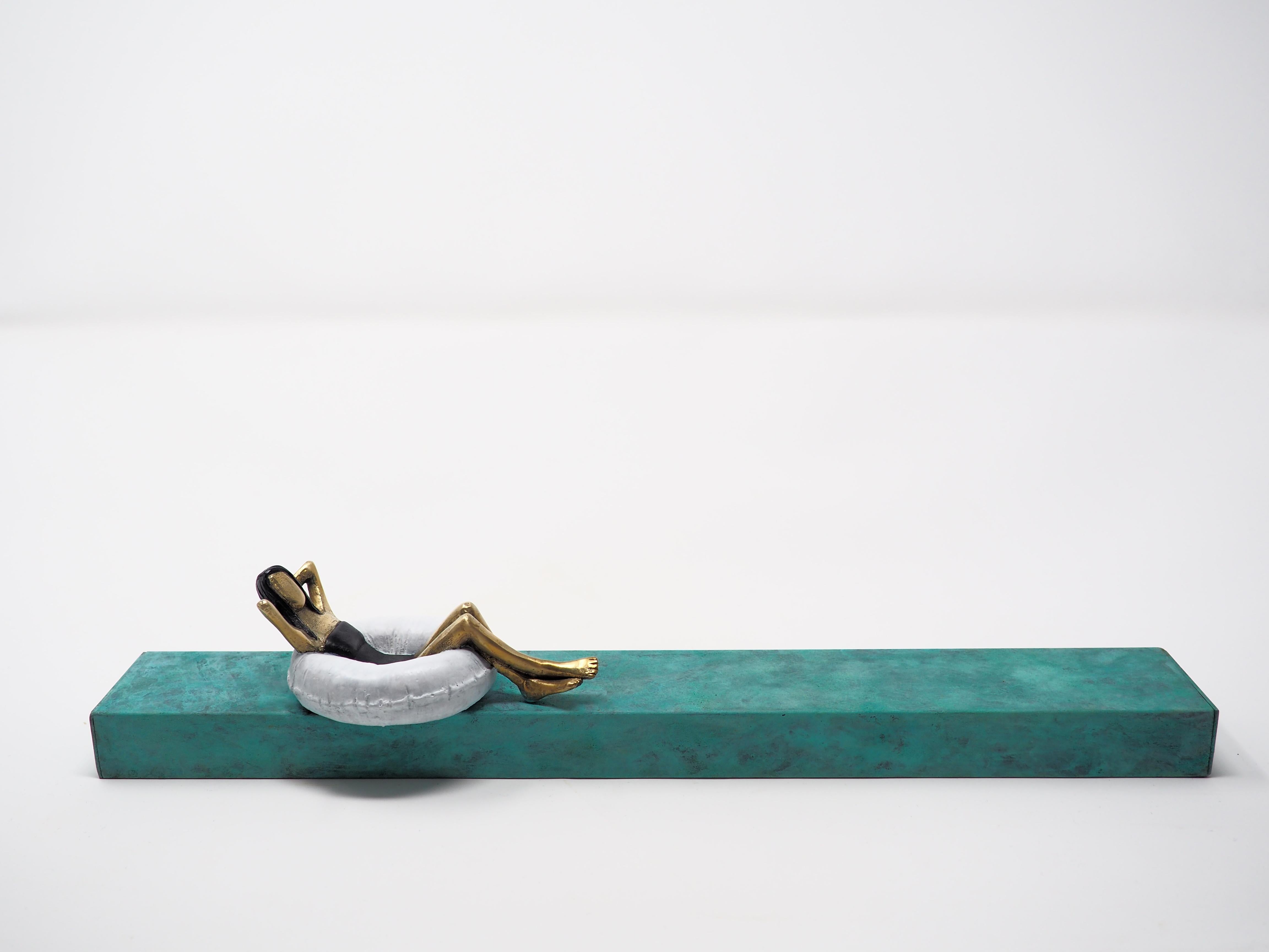 Figurative Sculpture de Mireia Serra - "Rock the Boat" escultura figurativa contemporánea de bronce de pared niña libertad mar