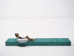 "Rock the Boat" escultura figurativa contemporánea de bronce de pared niña libertad mar