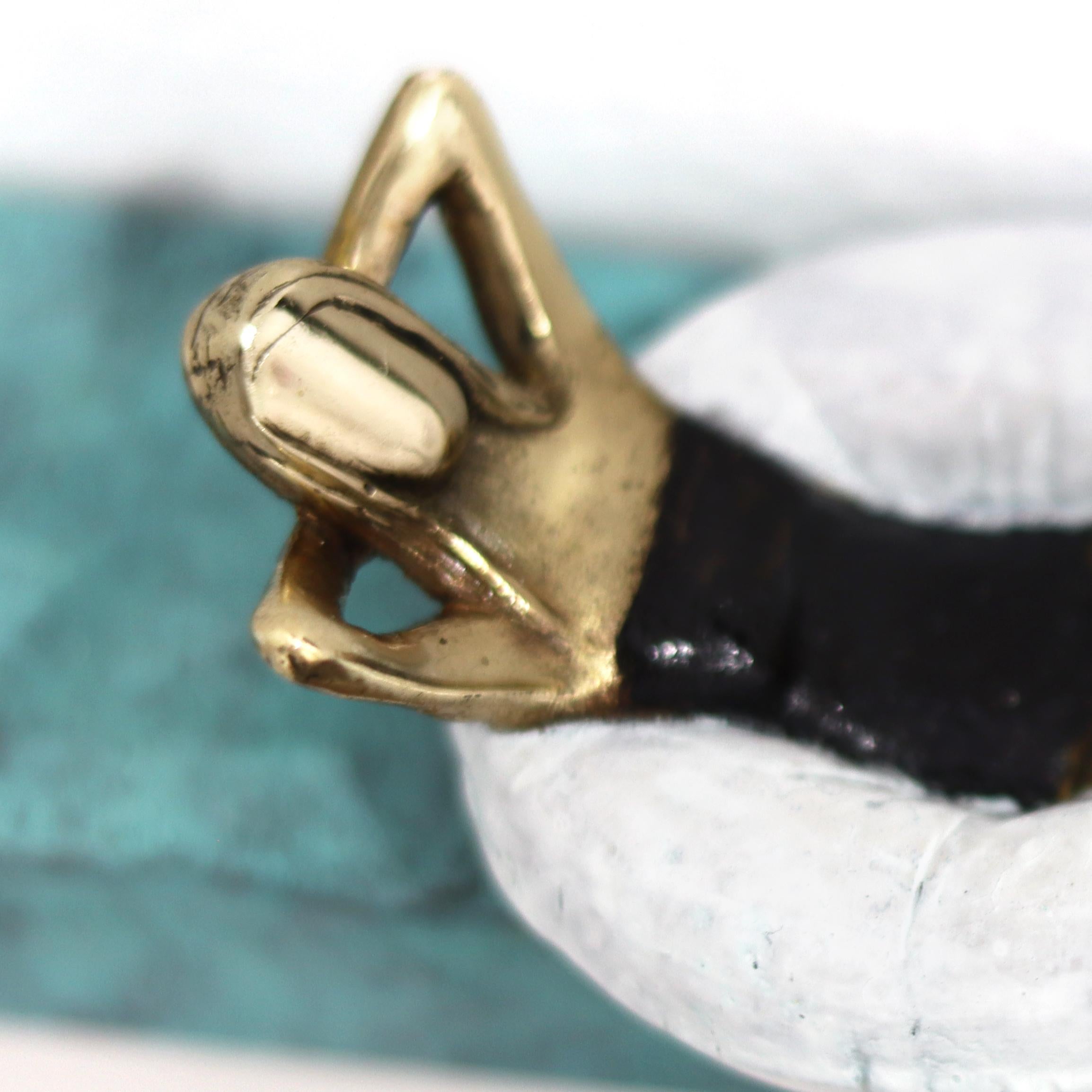 Mireia Serra schafft sinnliche Bronze- und Eisenskulpturen, die die Schönheit von Schnappschüssen zeigen, die das Leben eingefangen hat und die voller Emotionen und Gefühle auf dem Lebensweg sind. Ihre Metallkunstwerke fangen die Schönheit von