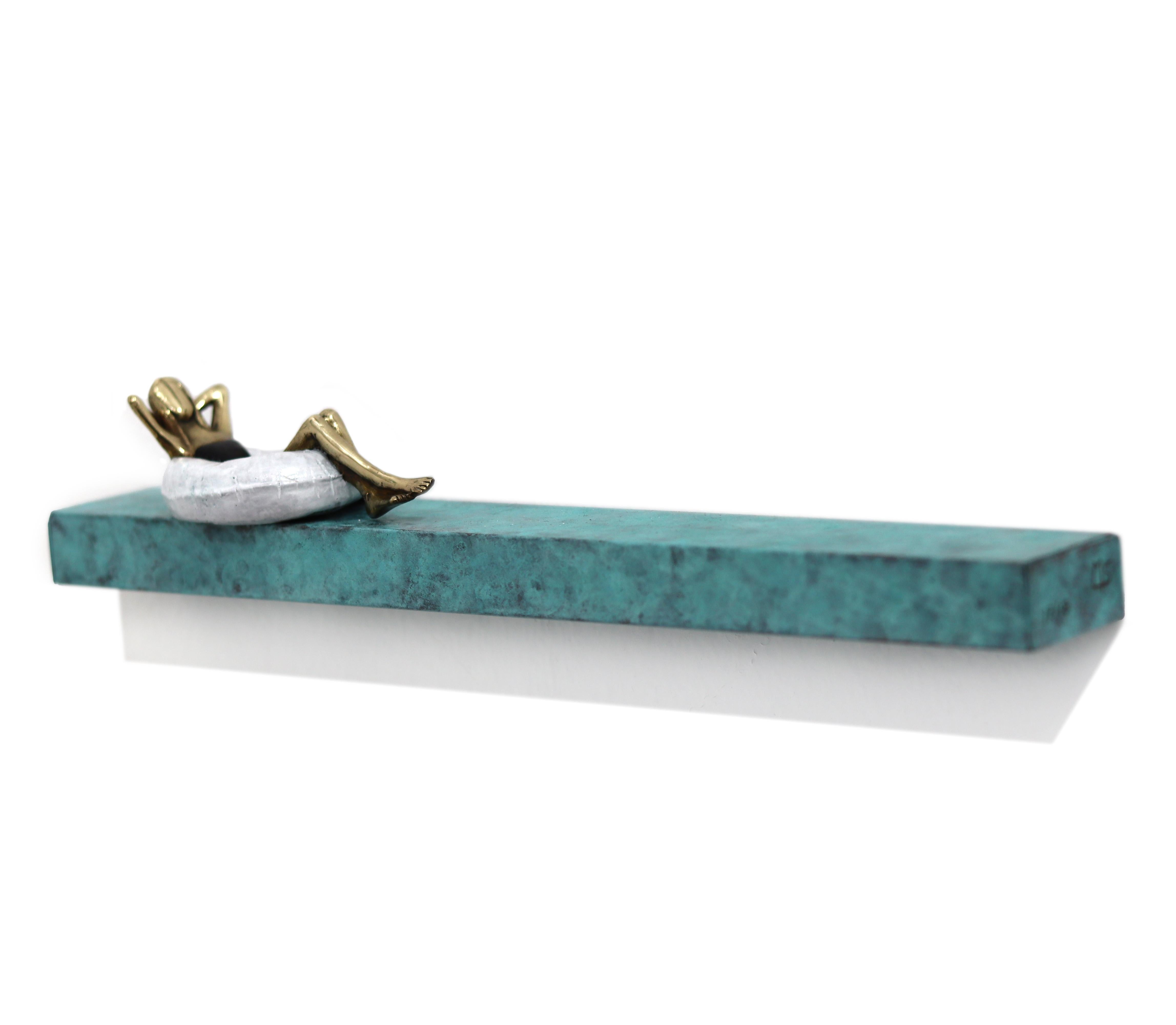 Rock The Boat - Moderne figurative Bronze-Eisen-Metall-Wandskulptur im Angebot 1