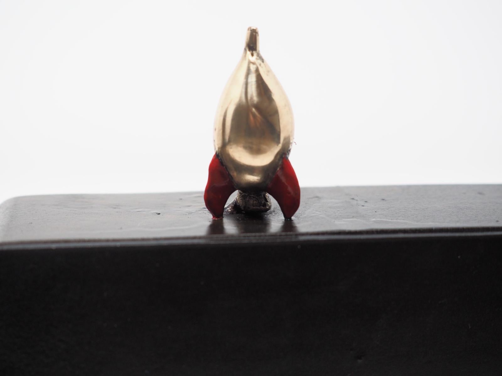 Figurative Bronzeskulptur „Rocket Man“ für die Wandskulptur „Rocket Man“, enjoy life freedom relax dreams – Sculpture von Mireia Serra