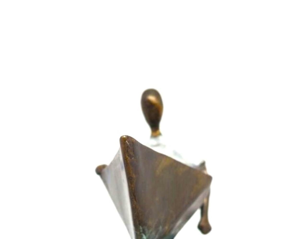 Navegando hacia ti es una escultura mural. También puede colocarse sobre una superficie plana, por ejemplo en una estantería.

Tamaño de la edición: 18. Escultura para pared que se cuelga fácilmente con 2 tornillos/clavos.

BIOGRAFÍA DE MIREIA