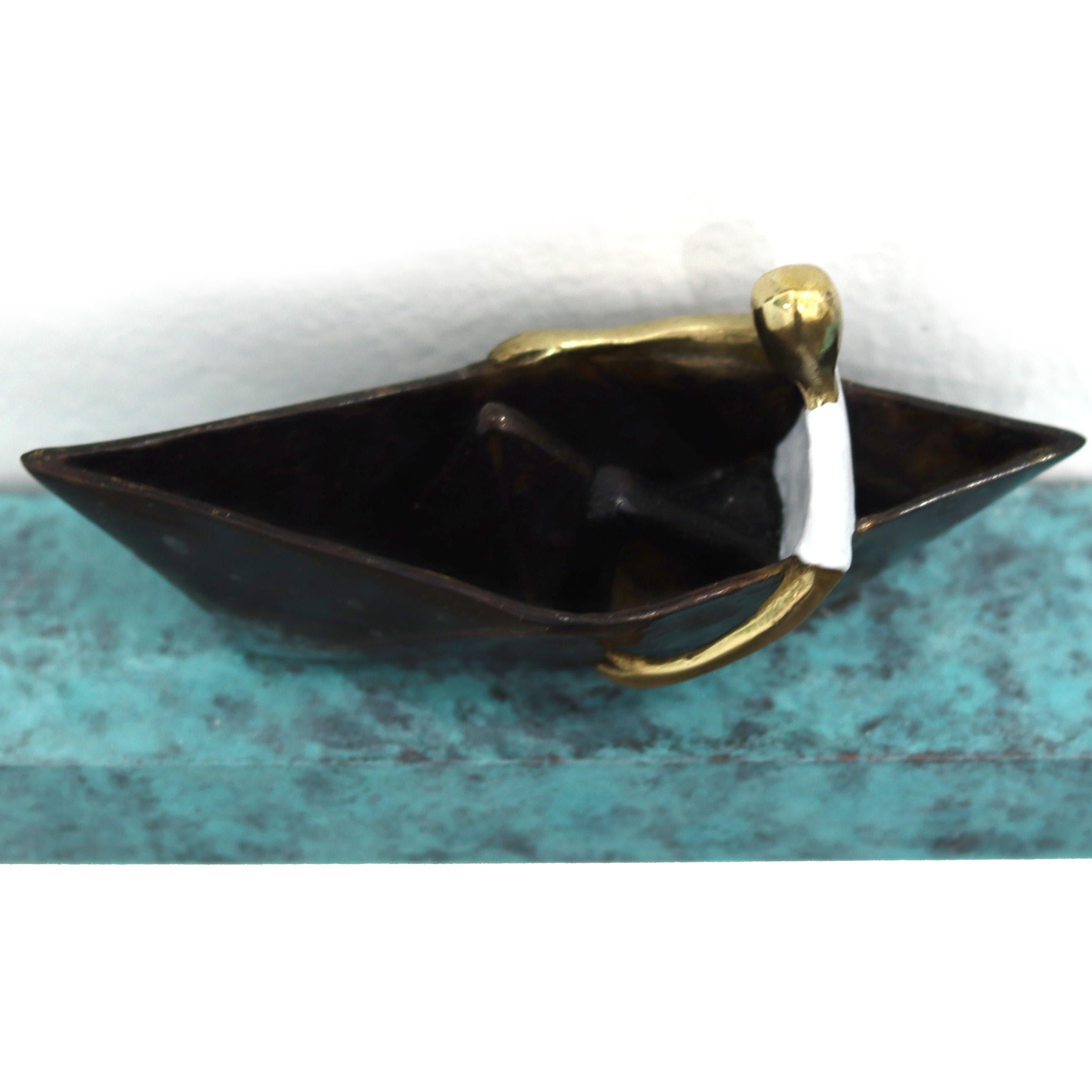 Sailing Towards You - Figurative Bronze Eisen Boot Metall Wand-Skulptur im Angebot 2