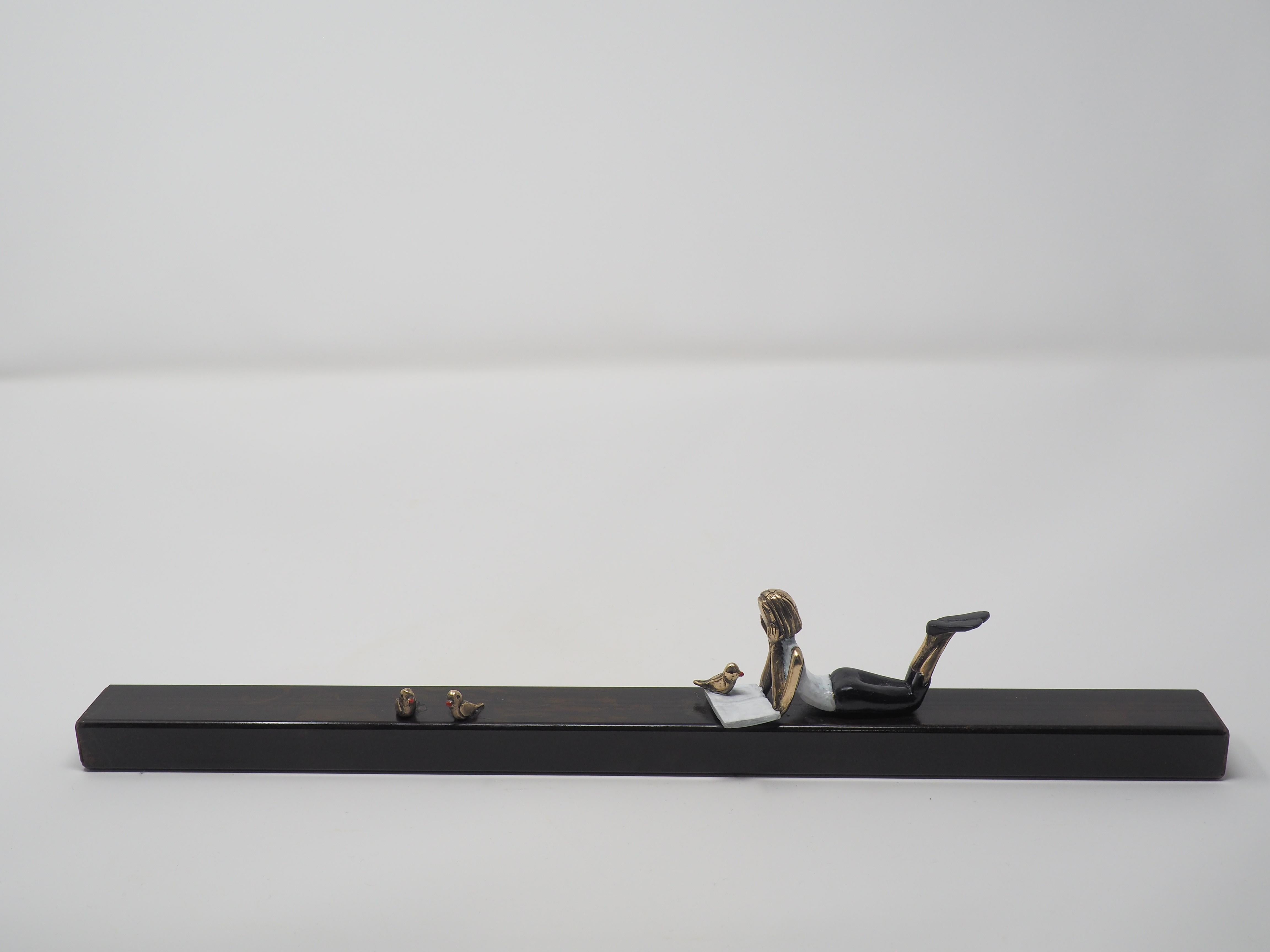 Figurative Sculpture Mireia Serra - "Secrets partagés" sculpture murale contemporaine figurative en bronze lecture de livres.