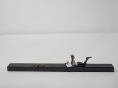 "Secretos compartidos" escultura mural figurativa contemporánea de bronce que lee libros