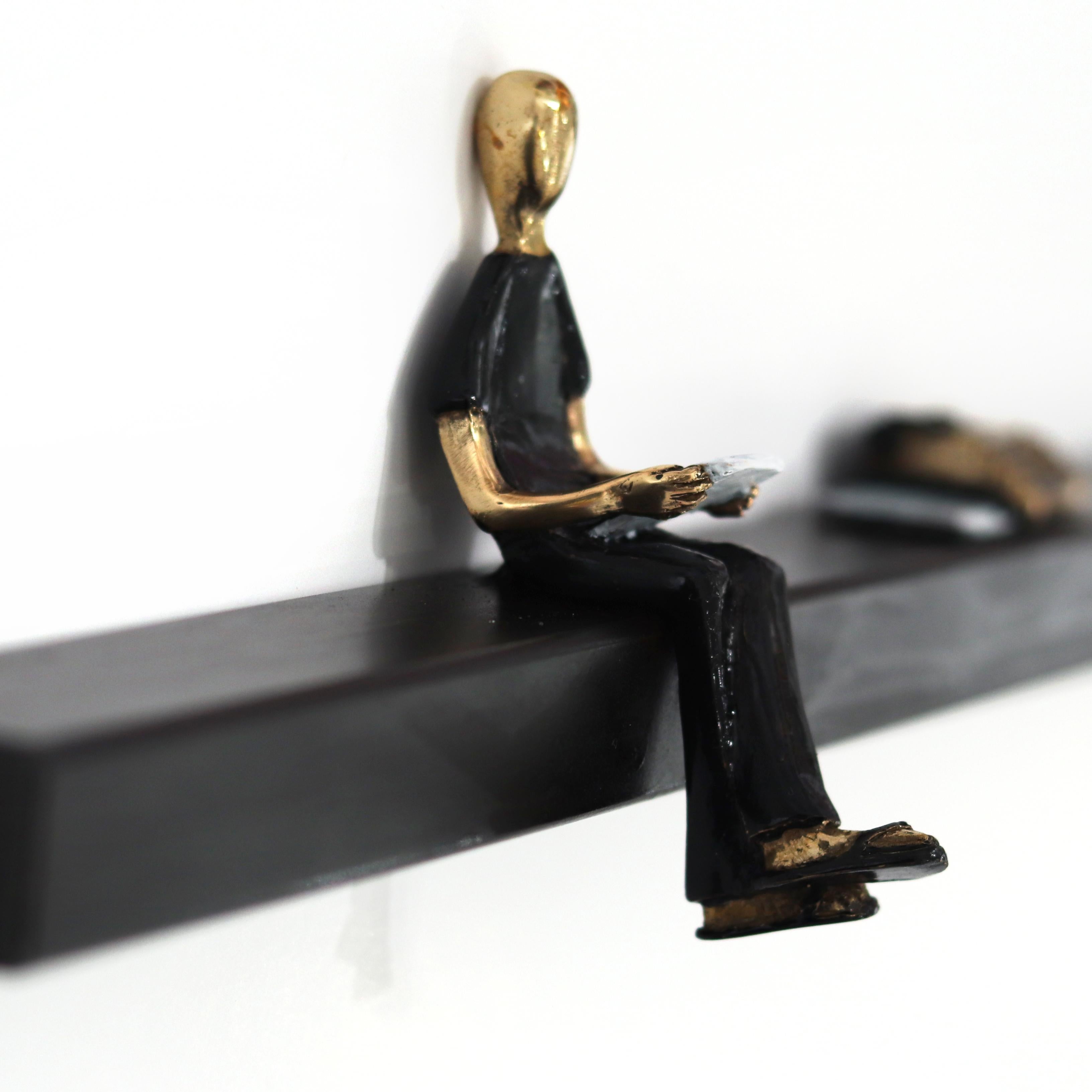 Die Schriftstellerin  Figurative Bronze-Wandskulptur aus Eisenmetall mit inspirierenden Büchern (Zeitgenössisch), Sculpture, von Mireia Serra