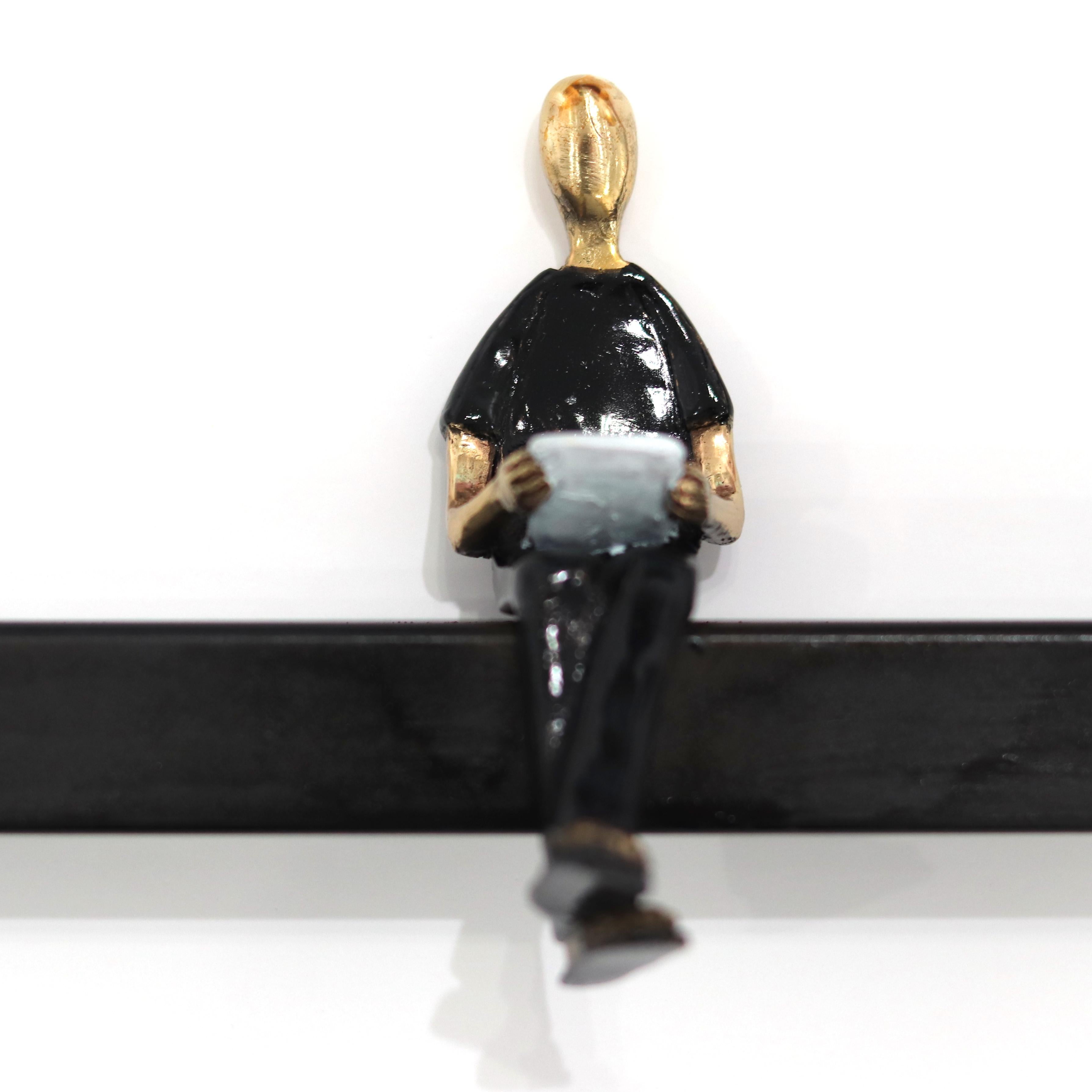 Die Schriftstellerin  Figurative Bronze-Wandskulptur aus Eisenmetall mit inspirierenden Büchern im Angebot 2