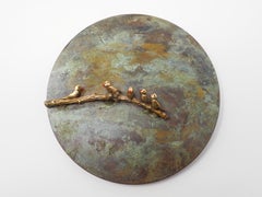 "Under one Moon" sculpture murale figurative en bronze amour lien amitié unité