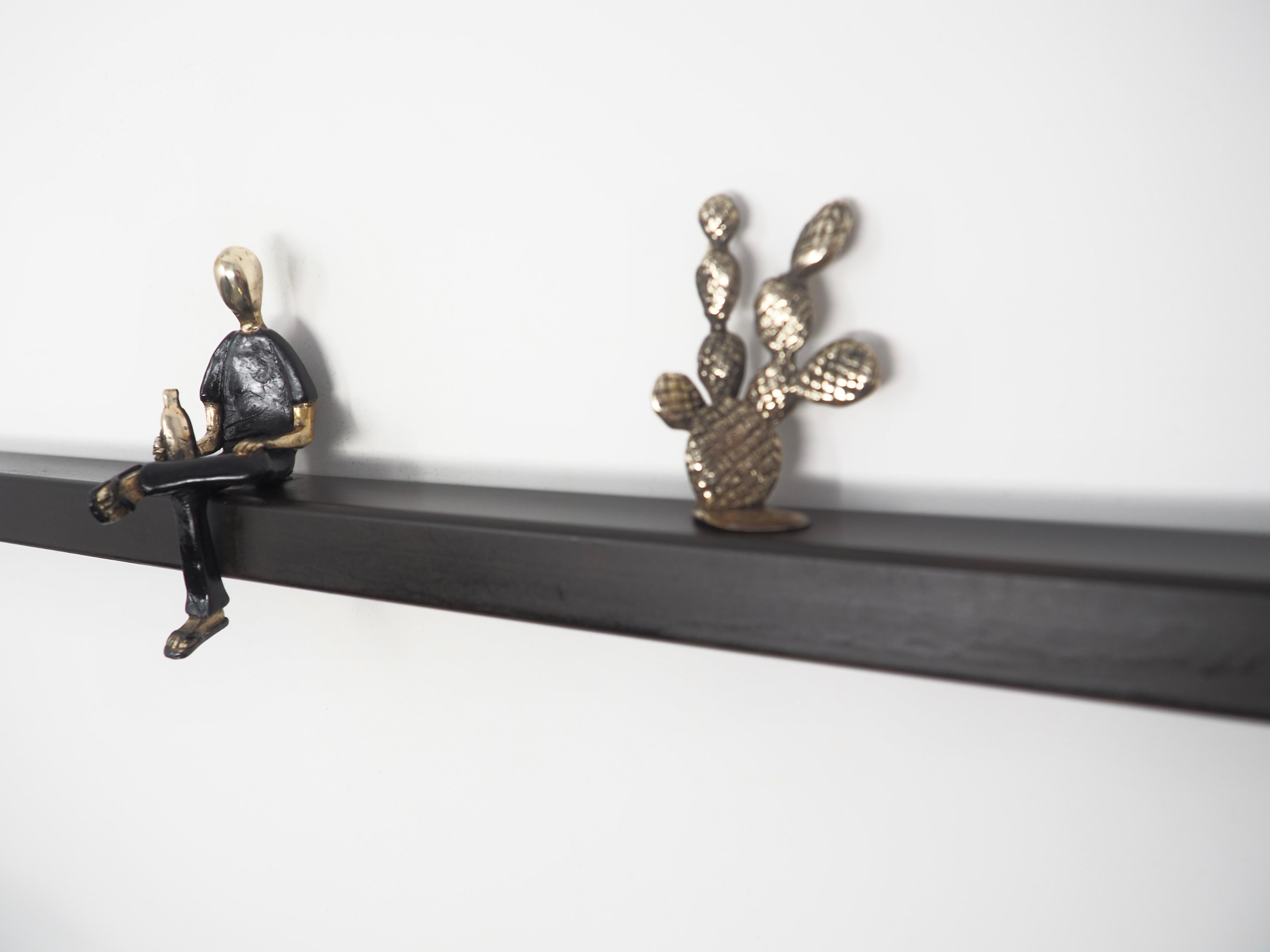 Les petites sculptures figuratives en bronze de Mireia Serra capturent les sentiments et les sensations de la vie quotidienne. Elle transforme les dilemmes quotidiens en quelque chose de beau qui capture la beauté d'un moment : des femmes prenant