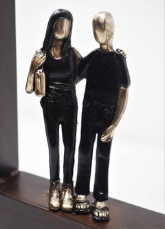 „Weekend Getaway“ figurative Bronze-Wandskulptur, Liebespaar, Reisen, genießen, Leben