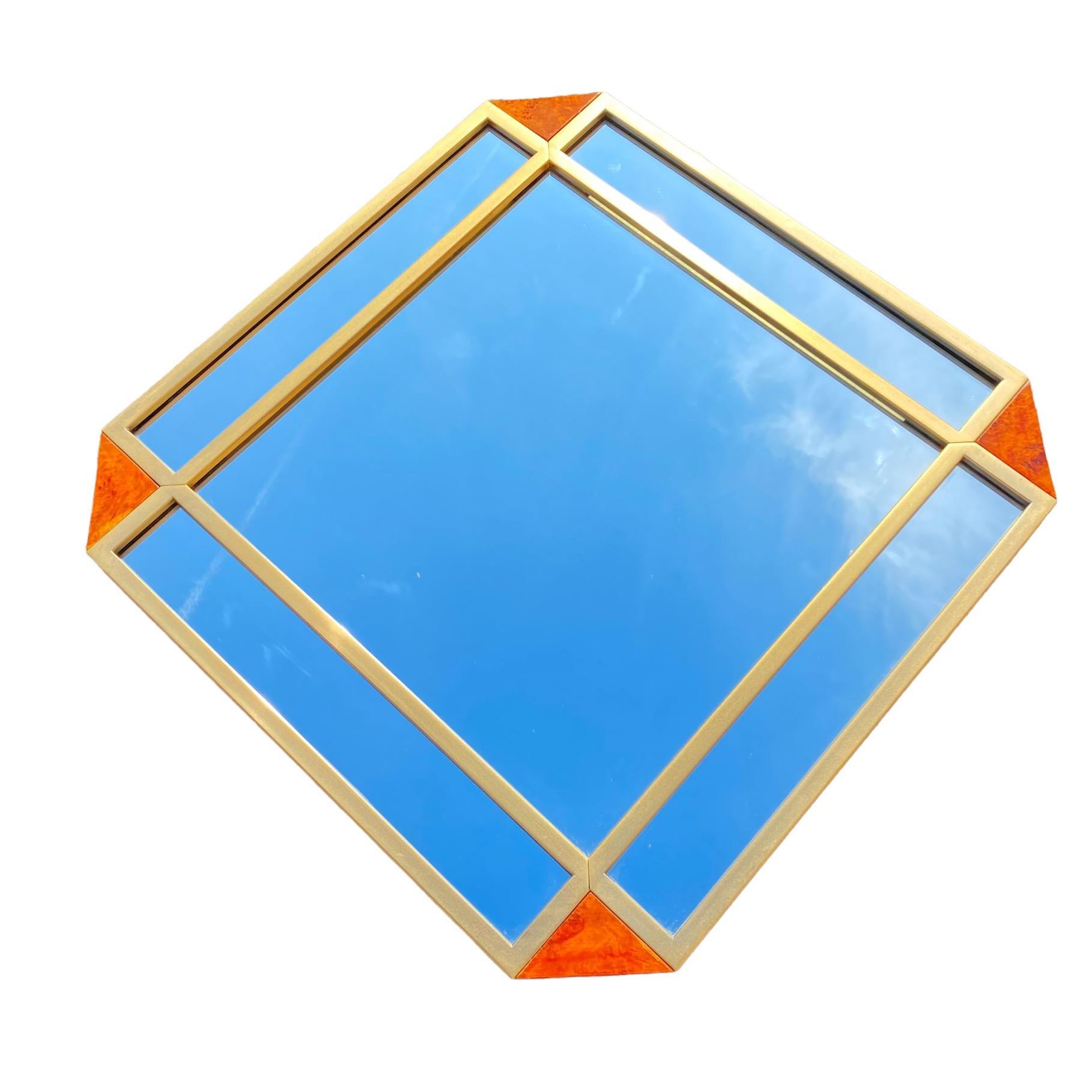 Wunderschöner Spiegel 'Mirette', entworfen von Gianluigi Gorgoni für Fratelli Turri im Jahr 1974, gehört zur Serie 'Privilege' und wurde in Zusammenarbeit mit Casa Vogue entworfen.
Der Spiegel besteht aus Holz mit Thuja-Furnier in den Ecken, das auf