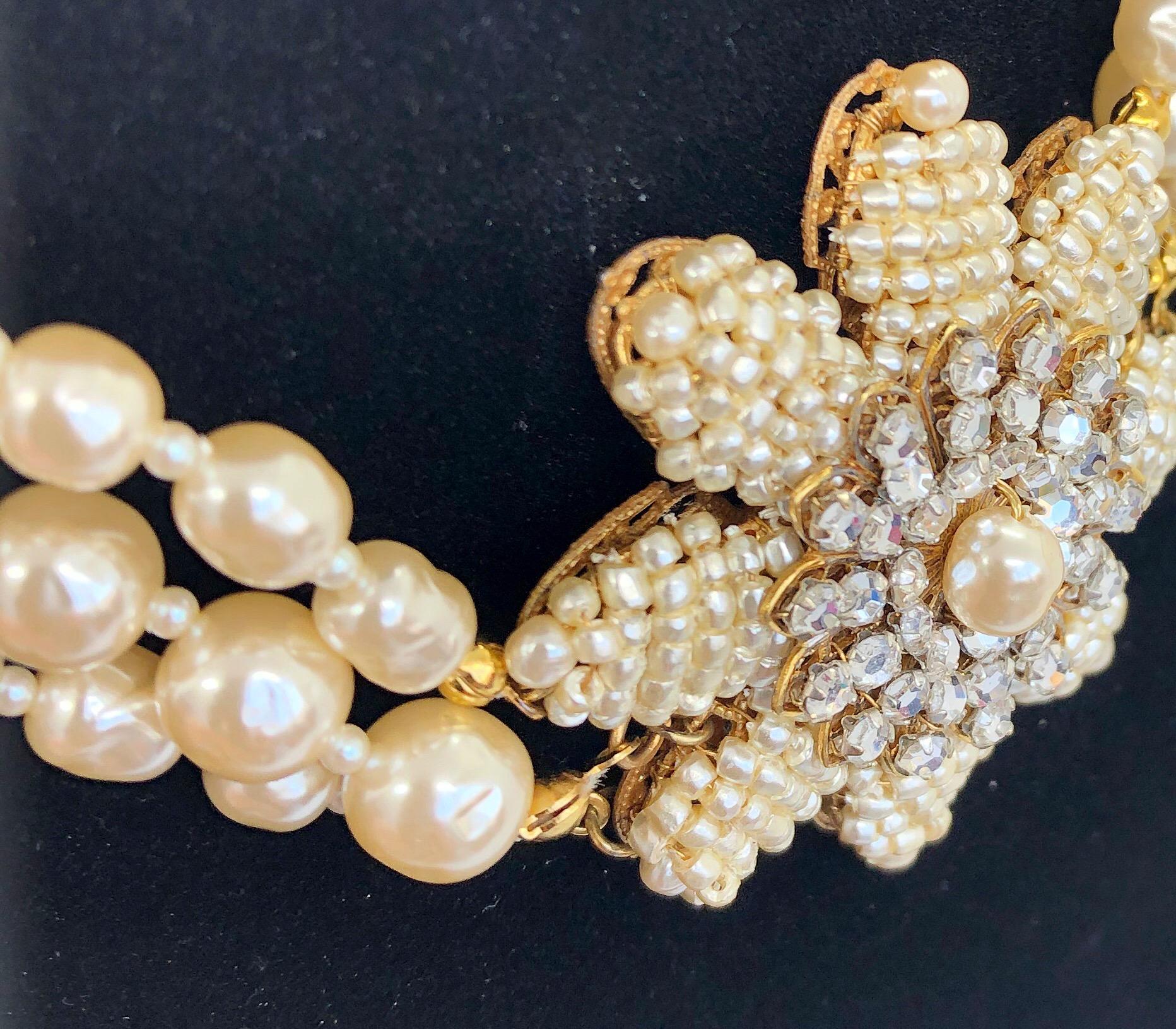 Miriam Haskell 1950, collana girocollo con strass e perle d'acqua dolce a triplo filo In condizioni ottime in vendita a San Diego, CA