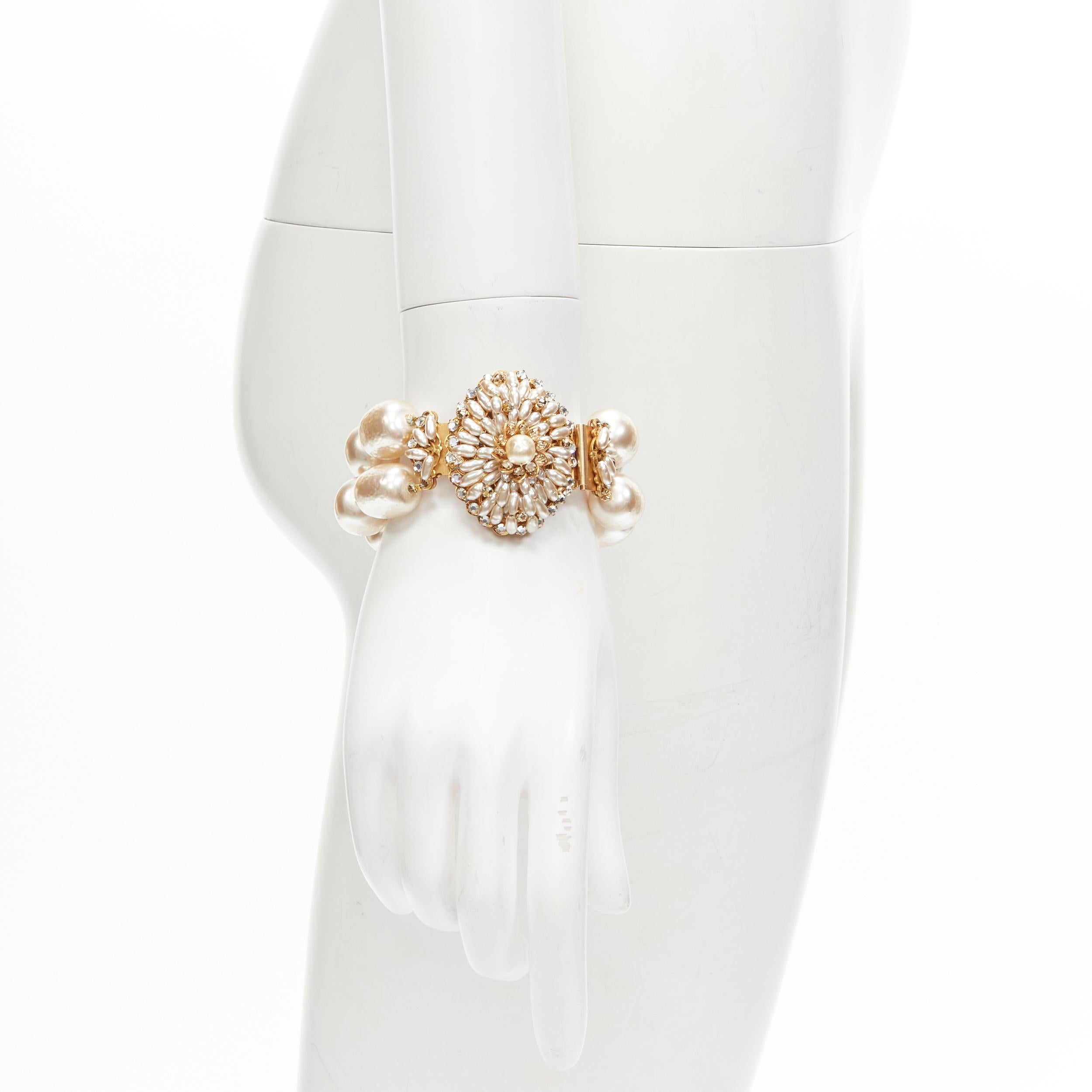 MIRIAM HASKELL Pulsera barroca de cóctel con cadena de perlas de imitación
Referencia: ANWU/A00291
Marca: Miriam Haskell
Material: Metal, Perla de imitación
Color: Perla, Oro
Patrón: Barocco
Cierre: Cierre a presión

CONDICIÓN:
Estado: Muy bueno,