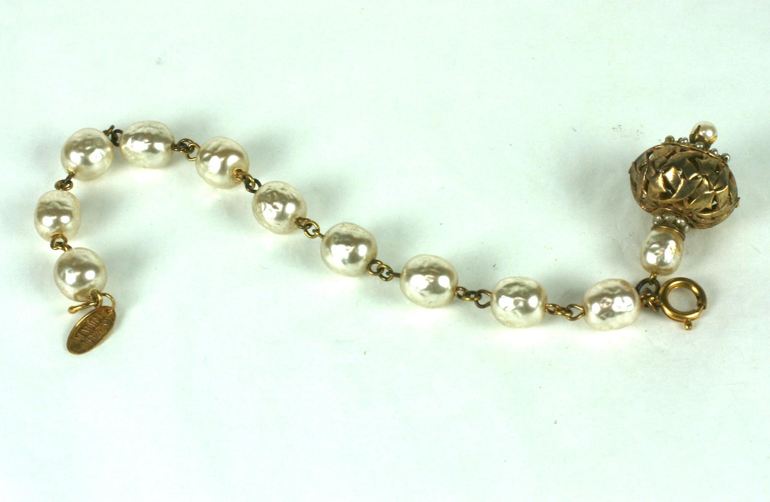 Bracelet fob Miriam Haskell en perles baroques et dorures. Composé de maillons en fausses perles baroques avec un grand trou  Breloque russe en perles dorées et baroques. La poignée pendante en forme de lanterne est décorée de microperles rondes