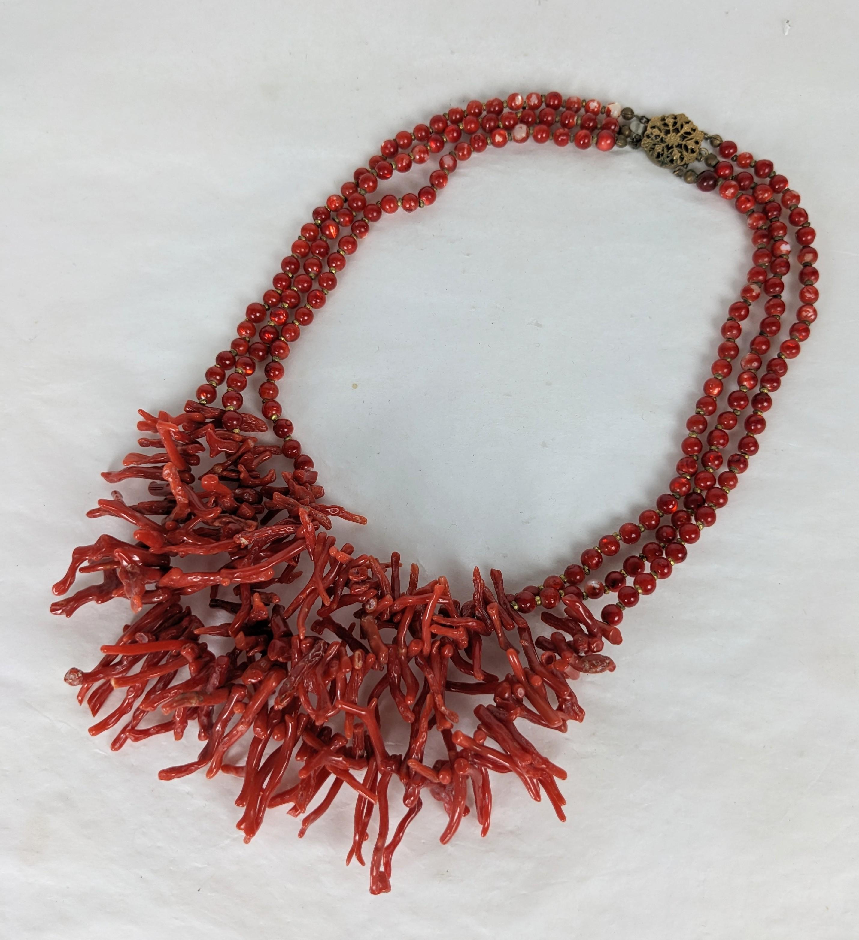 Collana con perline di corallo Branch di Miriam Haskell degli anni Cinquanta. Collana a 3 fili di perline di vetro smaltato con perline di corallo Branch sul davanti. Anni '50, USA. Firmato Haskell. 
Da 16