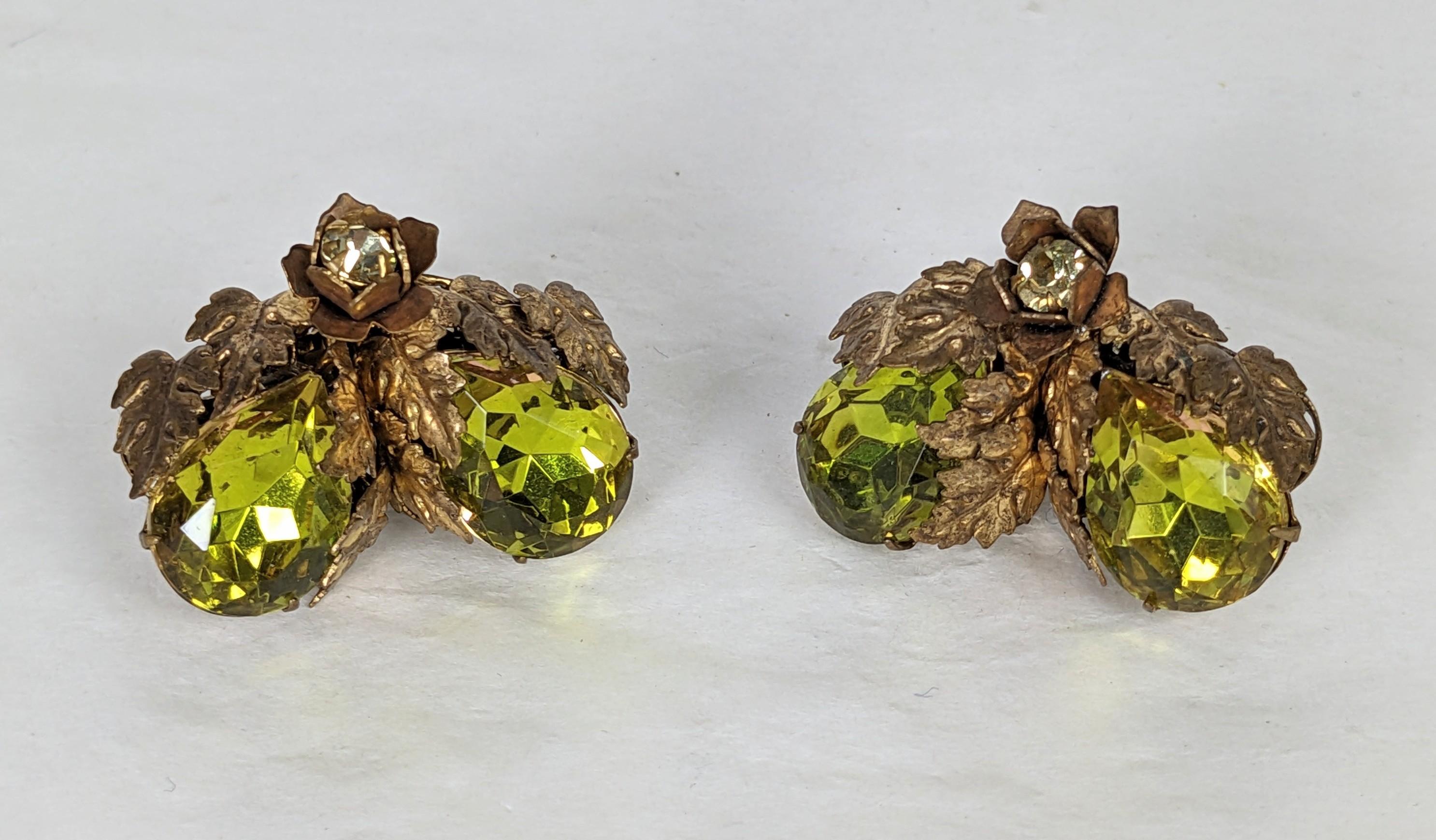 Boucles d'oreilles à pince en cristal chartreuse de Miriam Haskell, datant des années 1940. Des cristaux inhabituels en forme de poire en chartreuse sont sertis dans un cadre de feuilles en filigrane. États-Unis d'Amérique, années 1940. 1.25