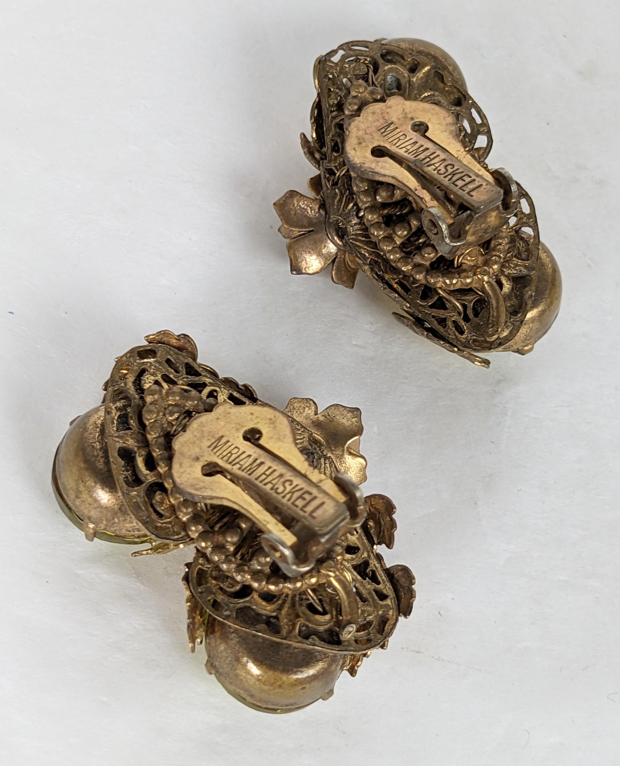 Artisan Miriam Haskell Boucles d'oreilles en cristal chartreuse en vente