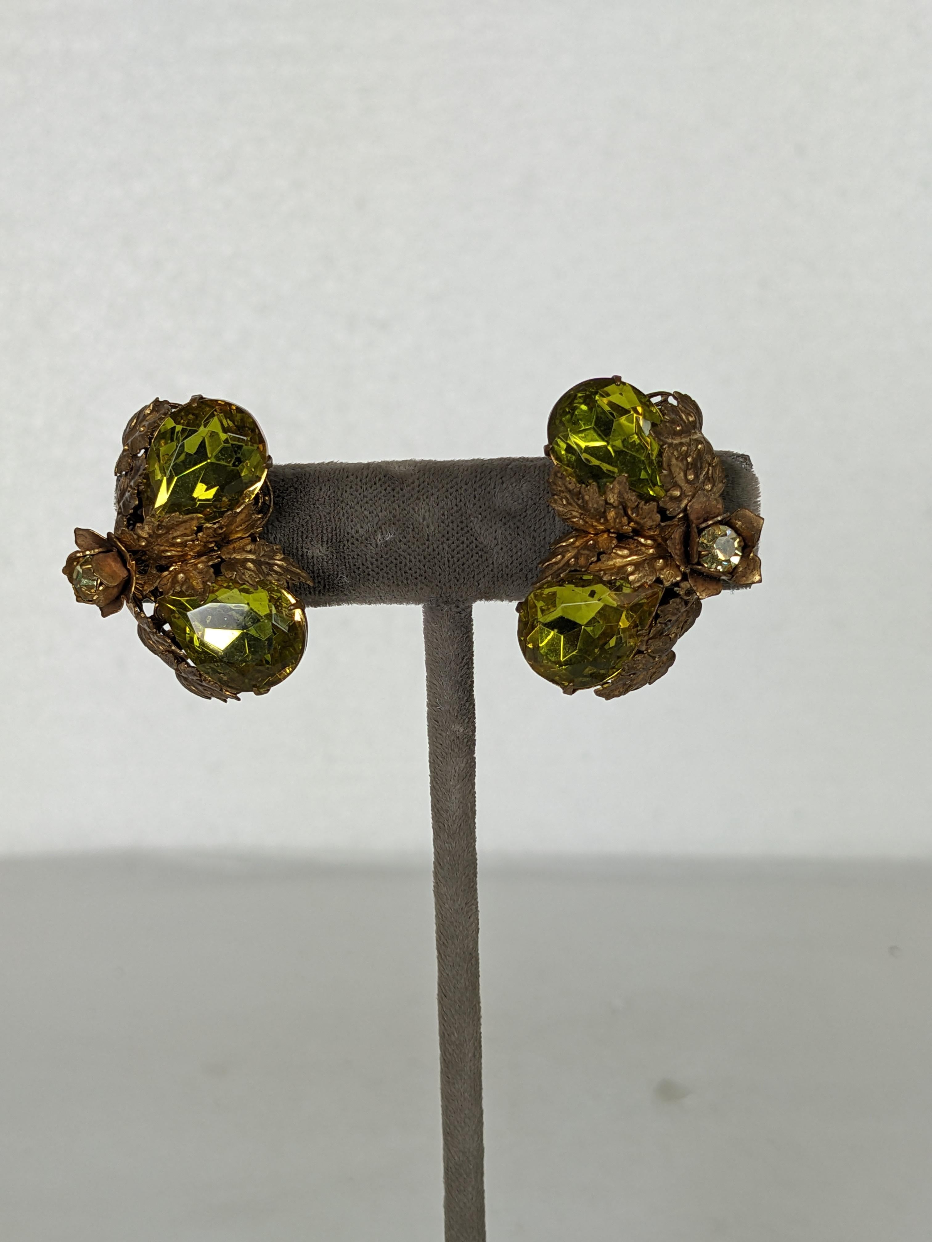 Miriam Haskell Boucles d'oreilles en cristal chartreuse Bon état - En vente à New York, NY