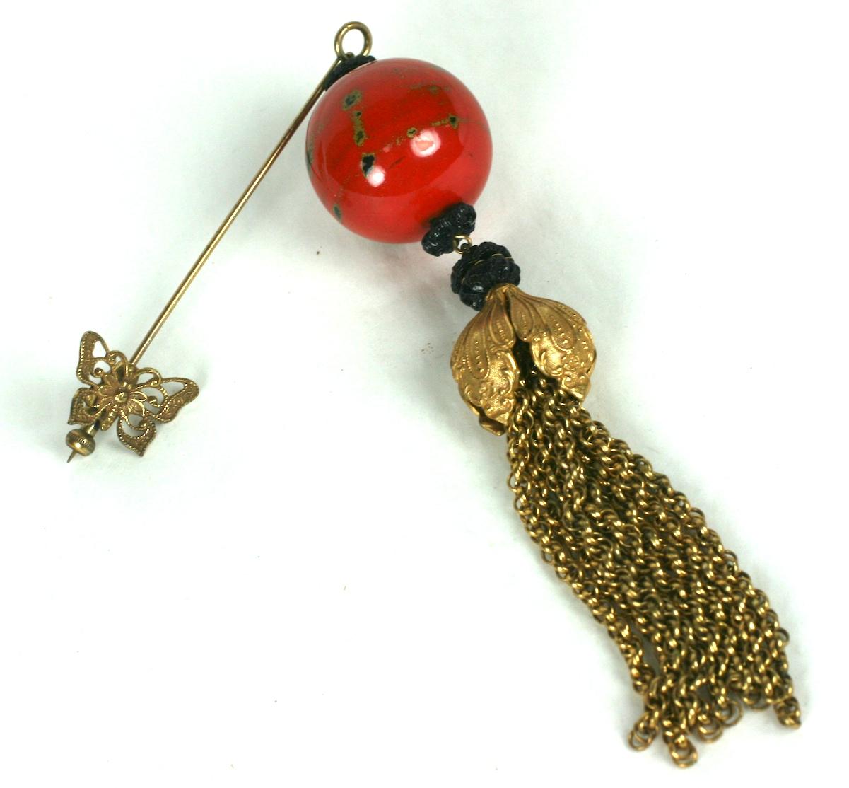 Superbe broche à épingles Miriam Haskell des années 1950. Signature métal doré russe avec perle rouge et noire laquée, intercalaires floraux noirs et gland massif. Fermoir à piston papillon.
4.5