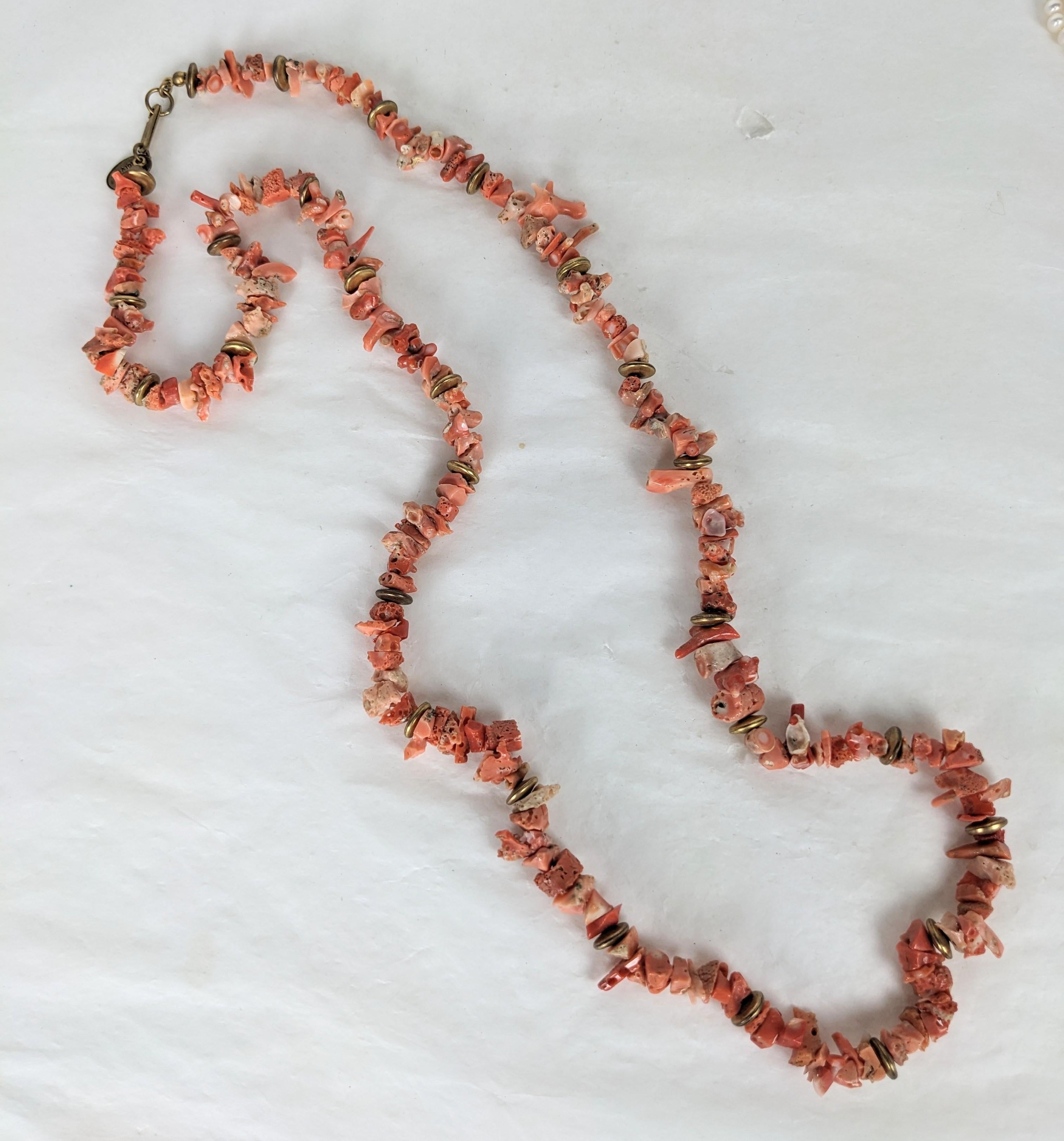 Collana di scaglie di corallo Miriam Haskell degli anni '60 con distanziatori dorati. I rami di corallo grezzo sono intervallati da distanziatori dorati con chiusura firmata. 29 pollici in totale. Anni '60, USA. SOLO VENDITE NAZIONALI. 