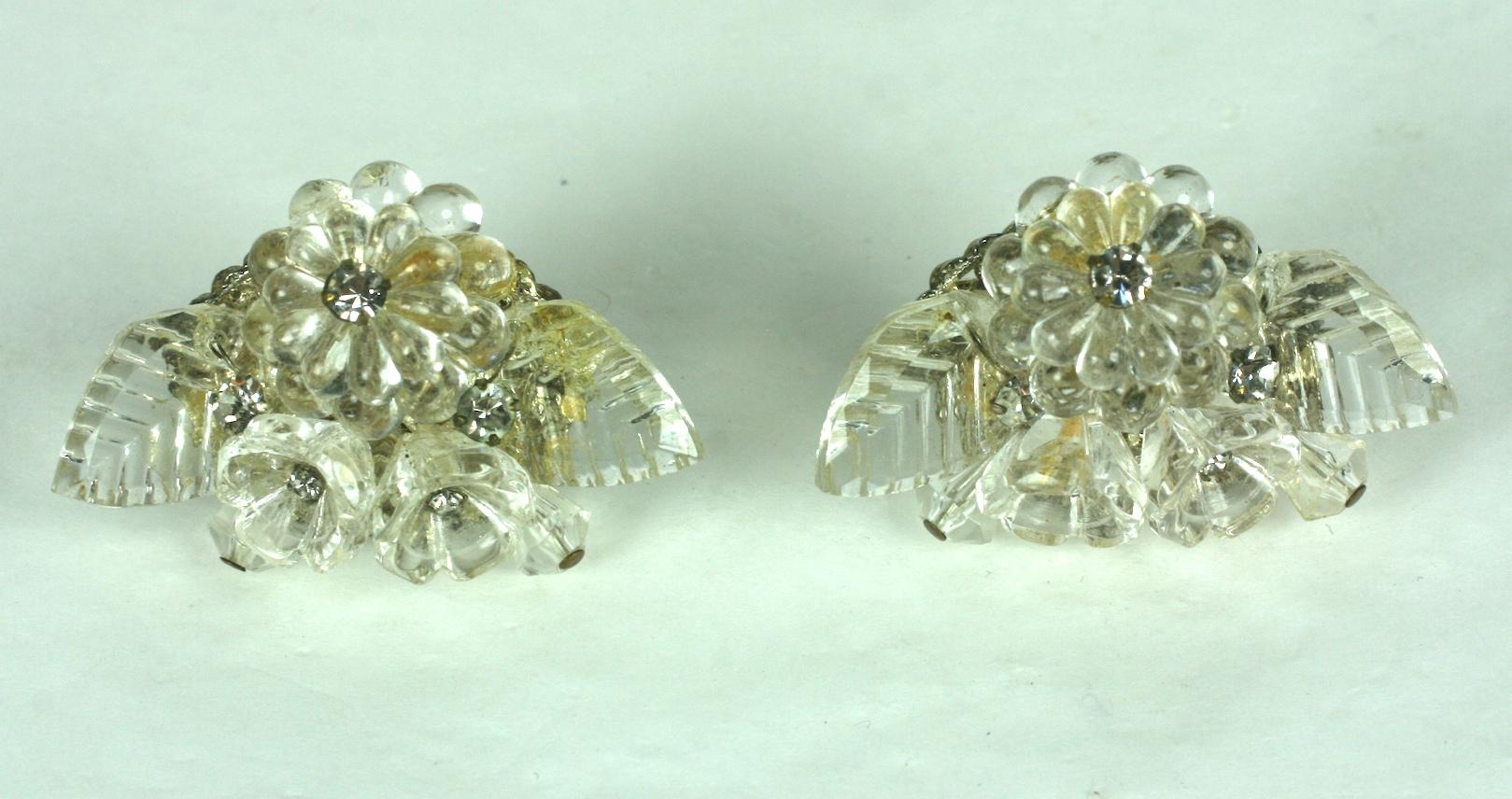 Miriam Haskell Boucles d'oreilles en forme de grappe de fleurs en cristal Bon état - En vente à New York, NY