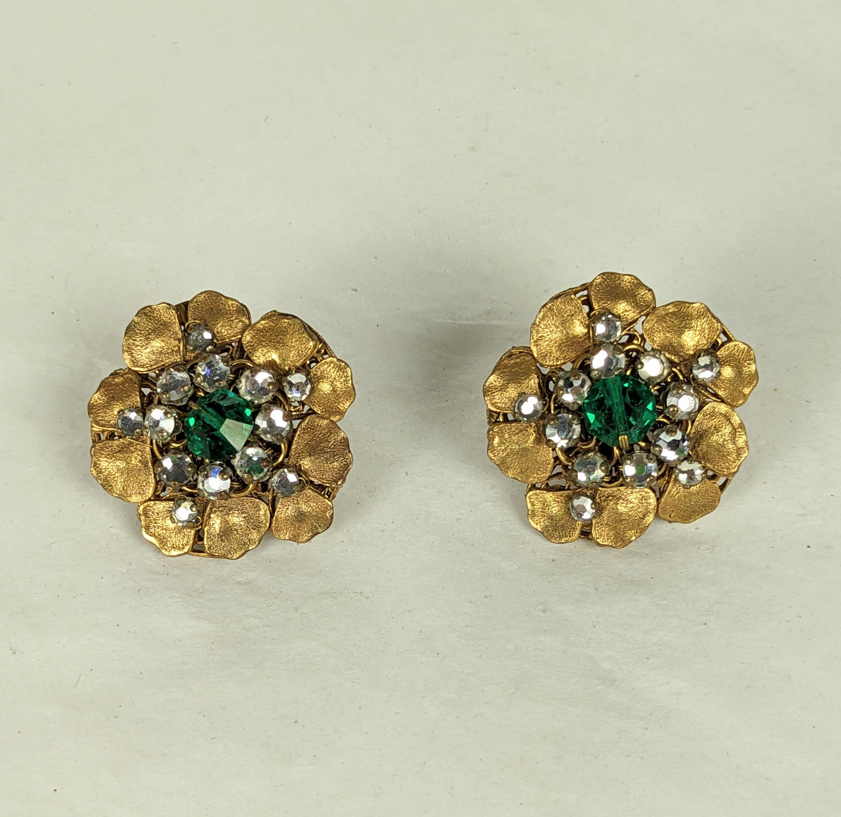 Hübsche Miriam Haskell Crystal Flower Earrings aus den 1930er Jahren mit einer facettierten Smaragdperle. Handgenähte Rosenmontees sind auf russische vergoldete Metallblumenmotive aufgenäht. Frühe Hufeisenmarke. 1