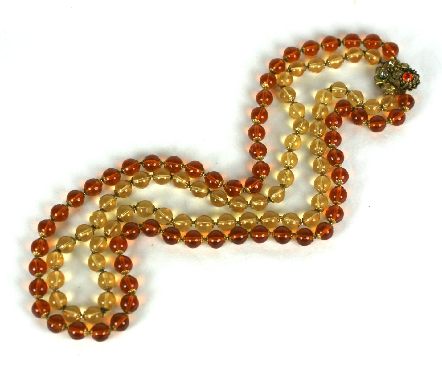 Miriam Haskell Double Strand Citrin Glas Halskette in zwei Tönen. 8-mm-Perlen aus blassem Citrin und Topas-Glas sind mit den für Haskell charakteristischen russischen vergoldeten Funden und Abstandshaltern aufgereiht. Ein kunstvoller Verschluss aus