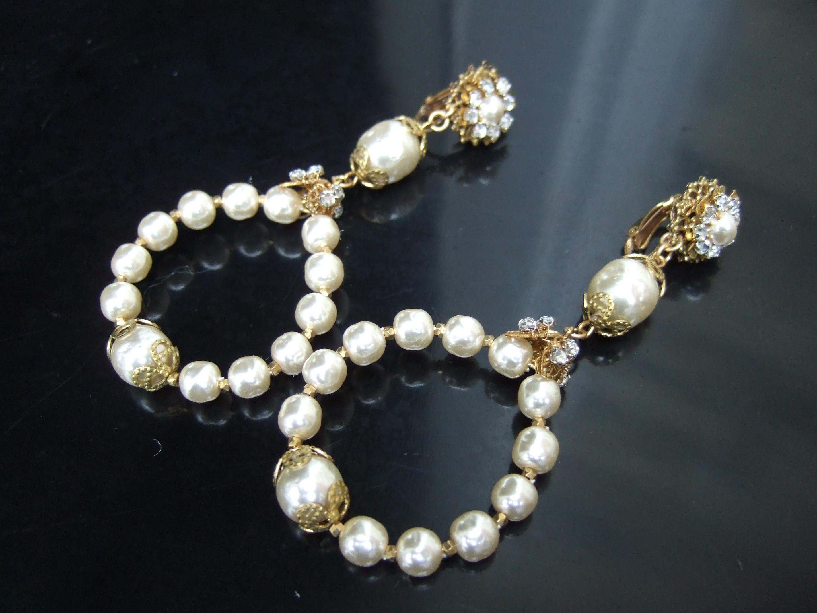Néo-baroque Miriam Haskell Créoles dramatiques à clips d'oreilles en verre, émail et perles, c. 1960 en vente