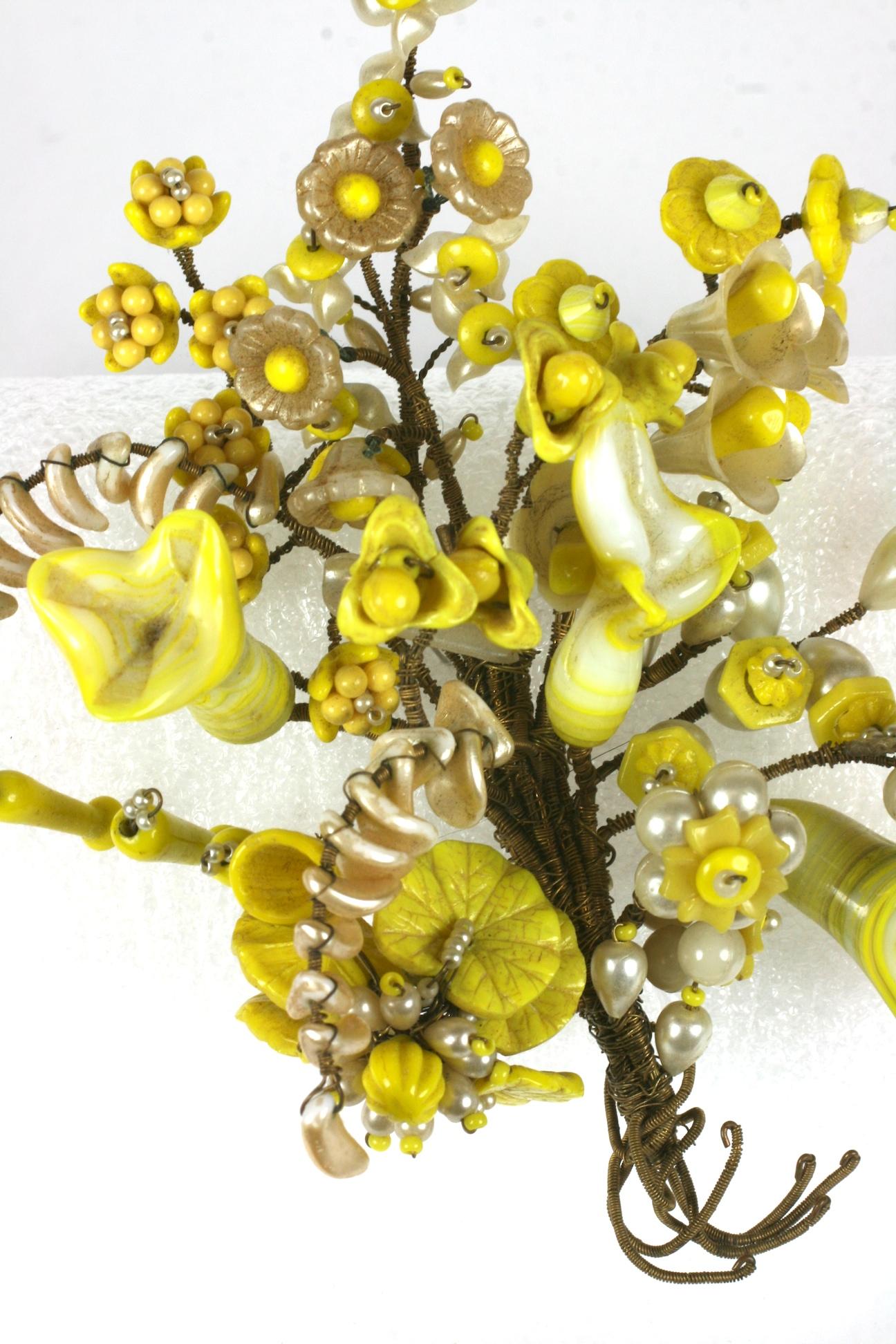 Broche à grand corsage floral de Miriam Haskell, circa 1930. Des têtes de fleurs et des feuilles de jonquille en pâte de verre pressée et fabriquée à la main en bakélite perlée jaune citron et en laque perlée.  Les tiges sont enveloppées à la main