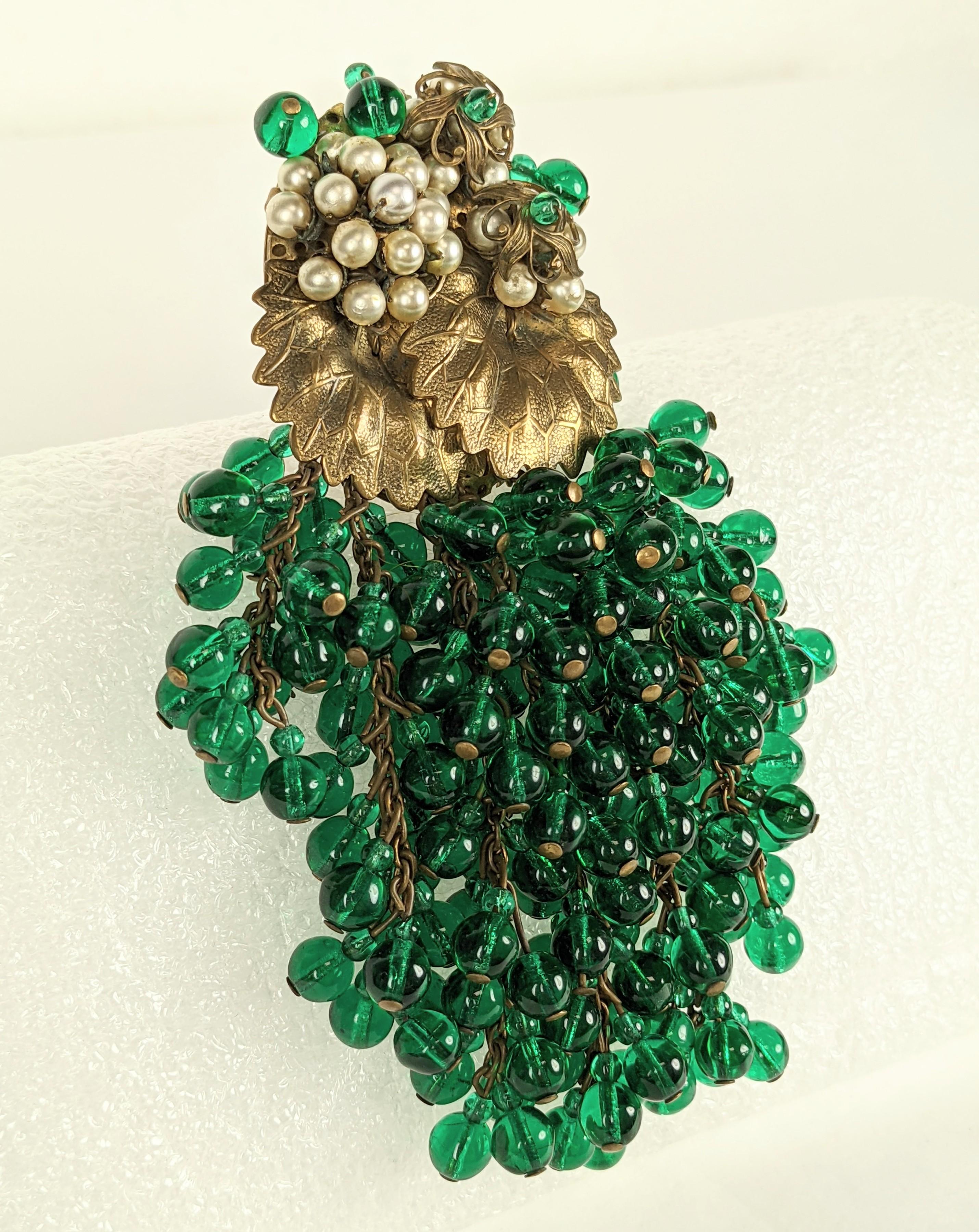 Art déco Miriam Haskell Clips de perles en forme de grappe verts précoce en vente