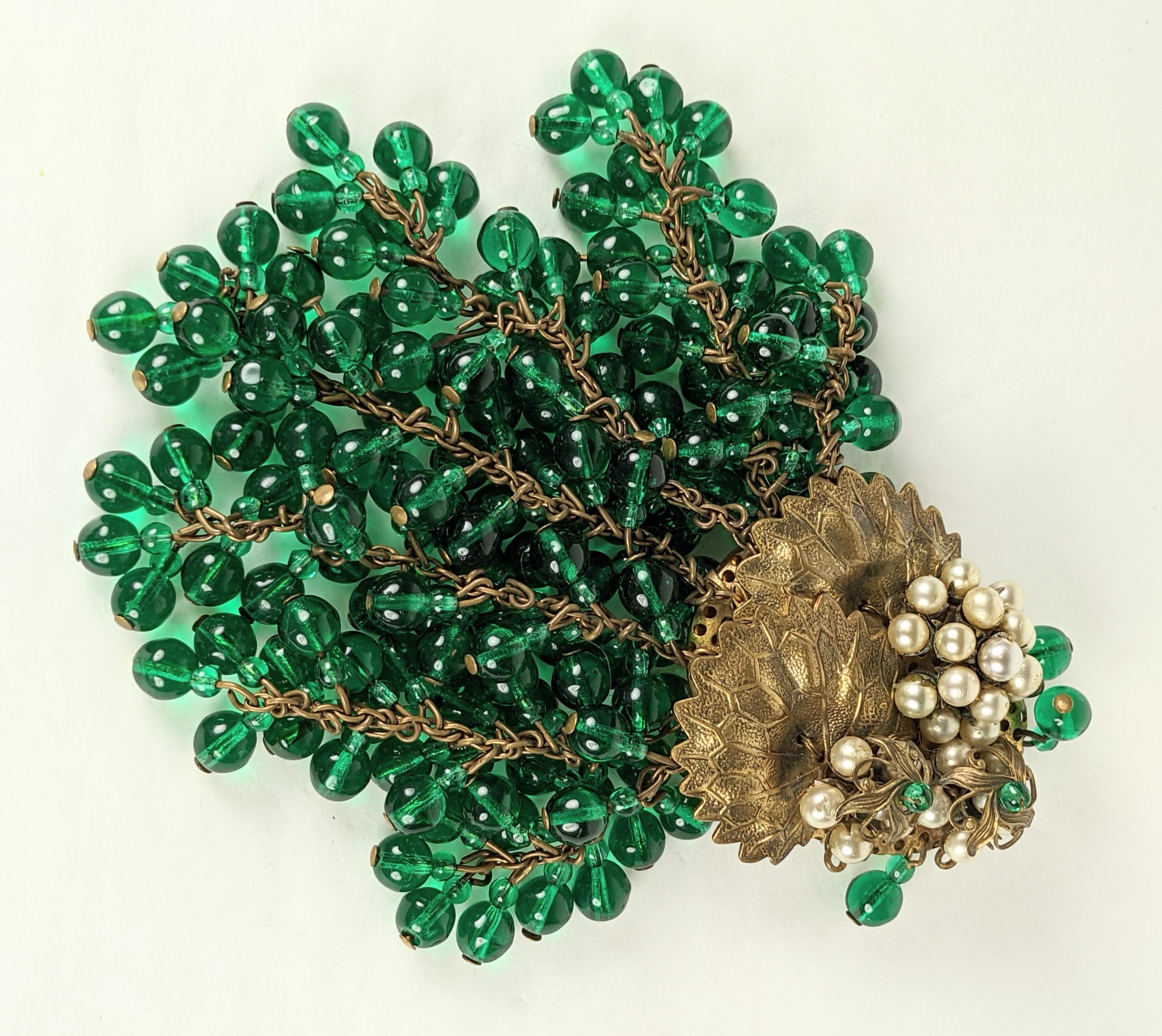 Miriam Haskell Clips de perles en forme de grappe verts précoce Excellent état - En vente à New York, NY