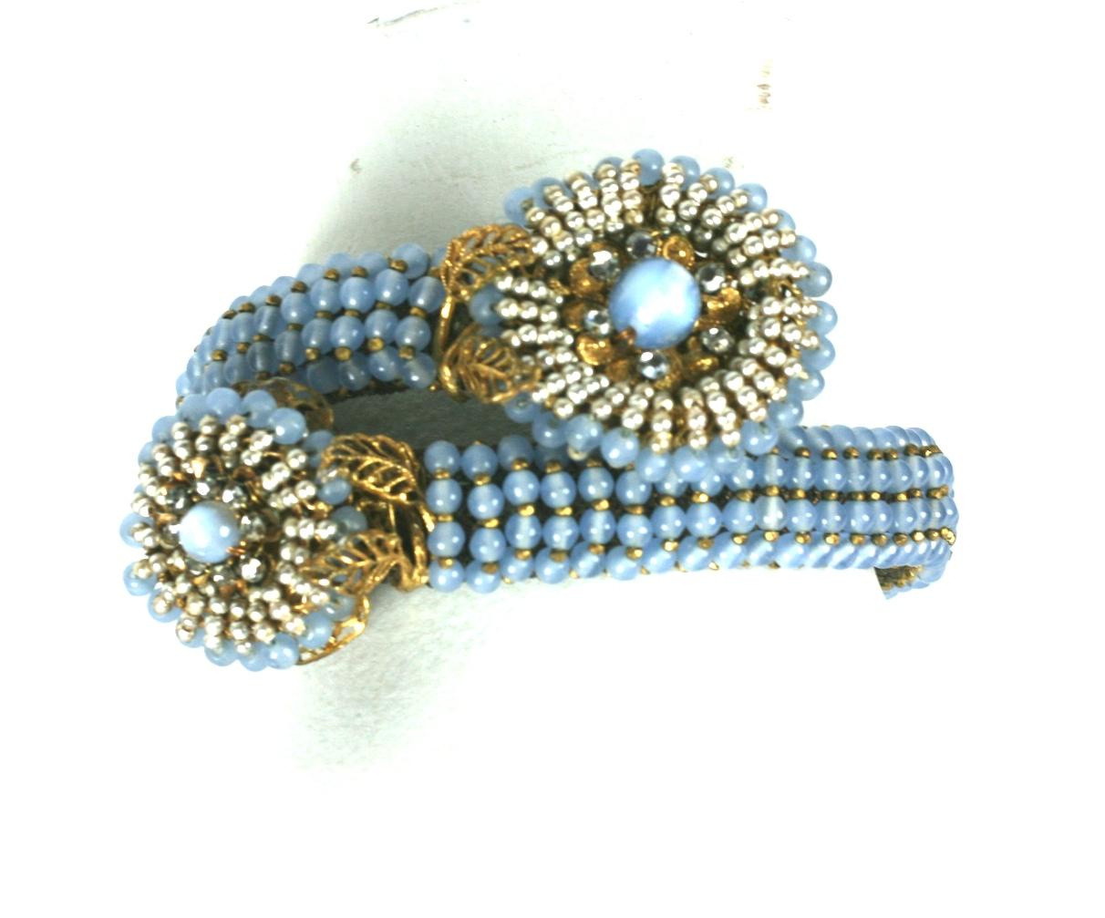 Bracelet élaboré de Miriam Haskell. Le bracelet est composé de fausses perles rondes en Steele bleu, de petites entretoises en acier taillé à facettes dorées et de filigranes dorés caractéristiques de la Russie.  Le tout est cousu à la main sur une
