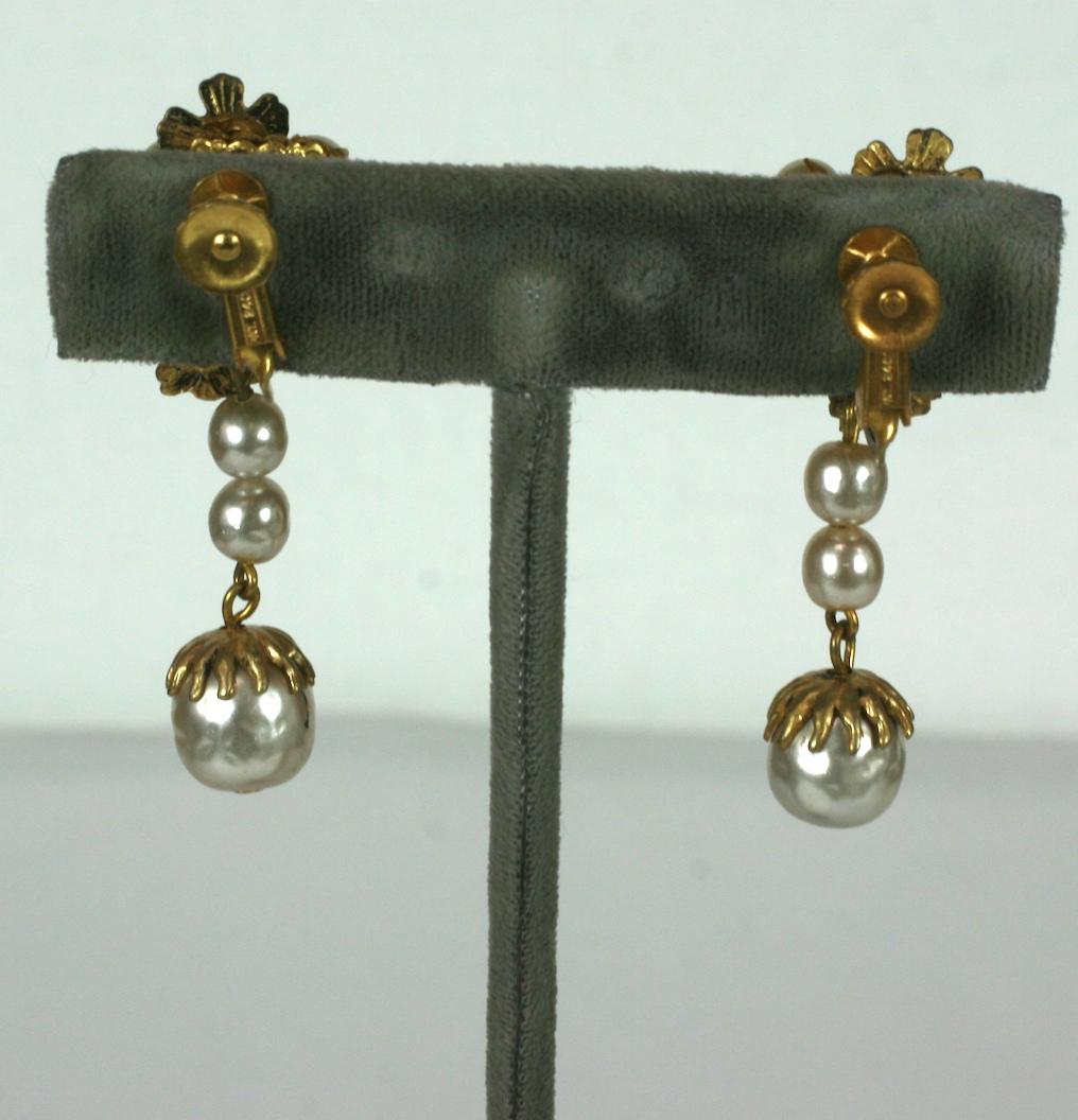 Miriam Haskell Boucles d'oreilles longues en perles et dorées Excellent état - En vente à New York, NY