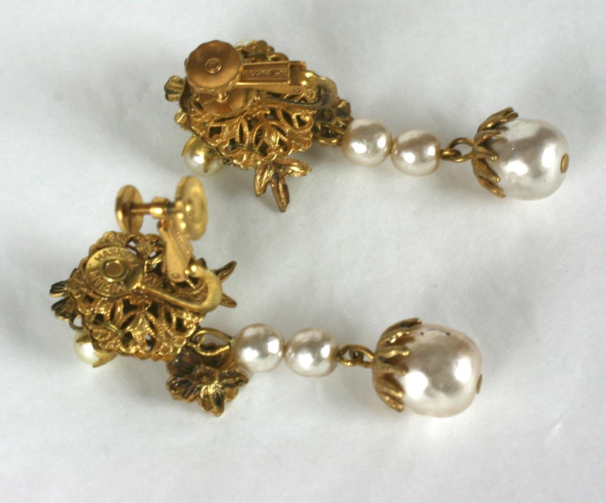 Miriam Haskell Boucles d'oreilles longues en perles et dorées en vente 1