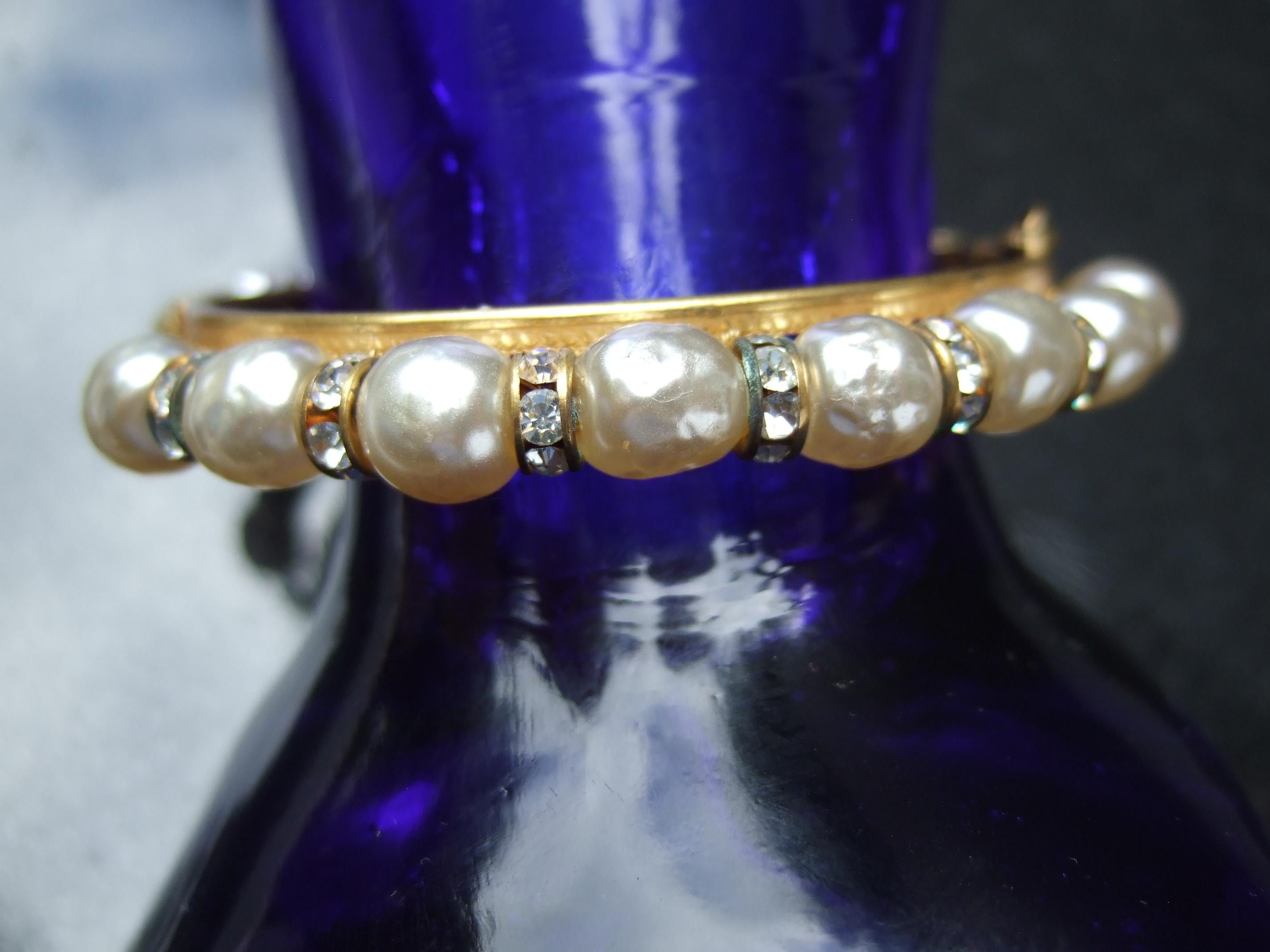 Gilded Age Miriam Haskell Elegance Glass Enamel Pearl Hinged Bracelet c 1950s  en vente