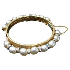 Miriam Haskell Elegante pulsera con bisagra de cristal esmaltado y perlas c 1950