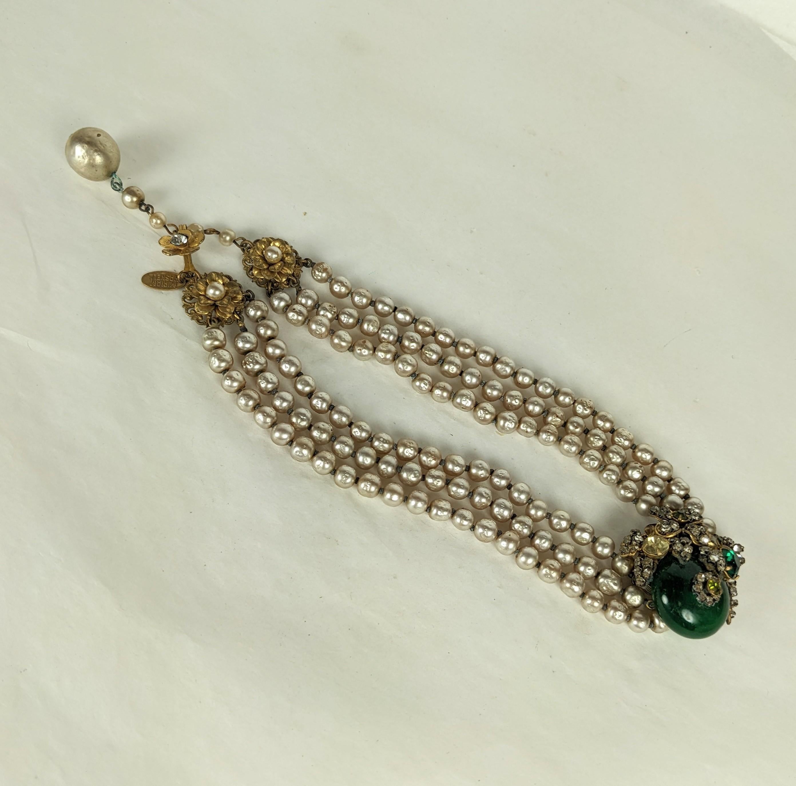 Miriam Haskell Halskette aus Gripoix-Glas mit Smaragd und Perle im Angebot 1