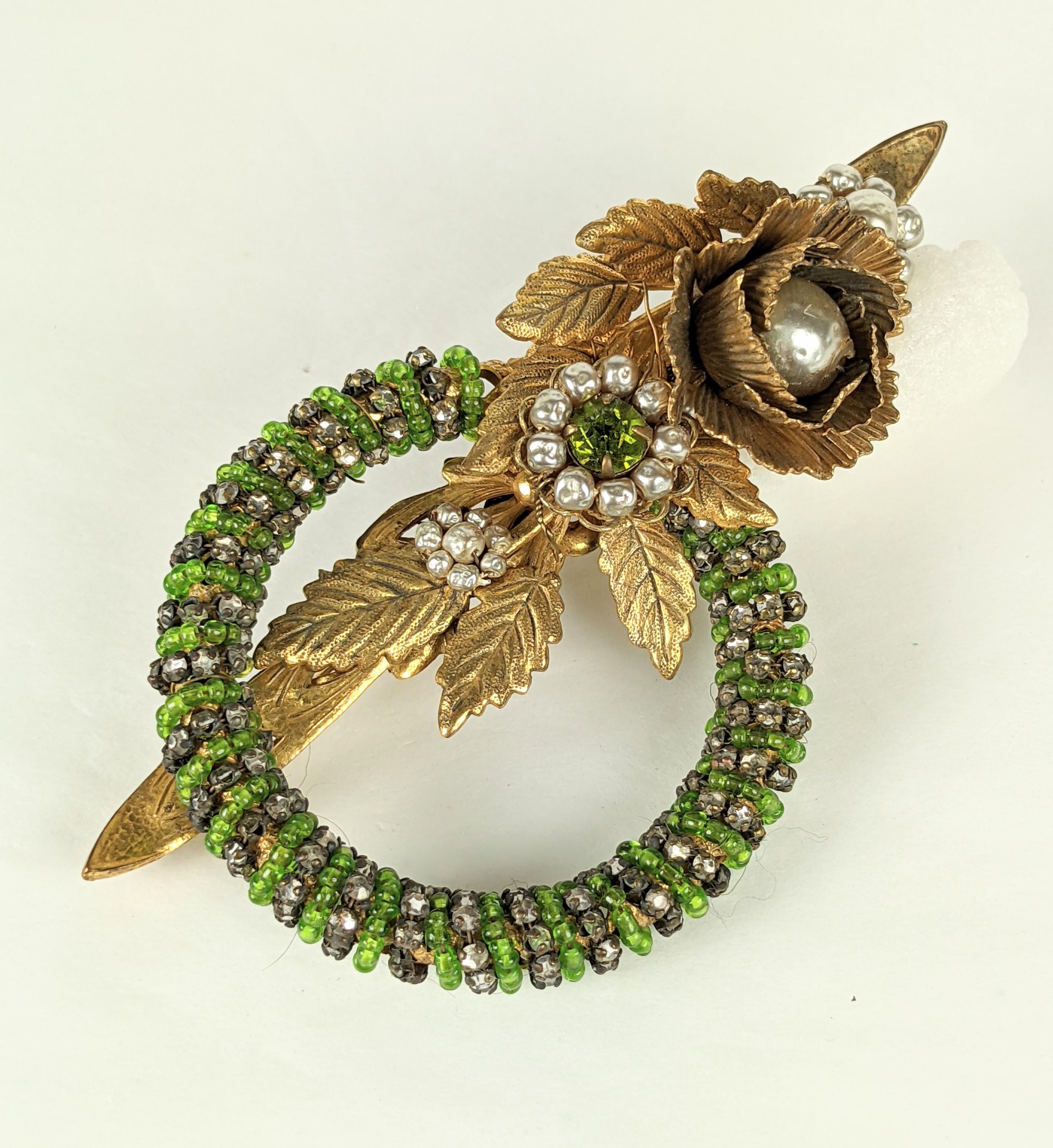 Miriam Haskell Vergoldete Blumenbrosche mit Perlenring (Retro) im Angebot
