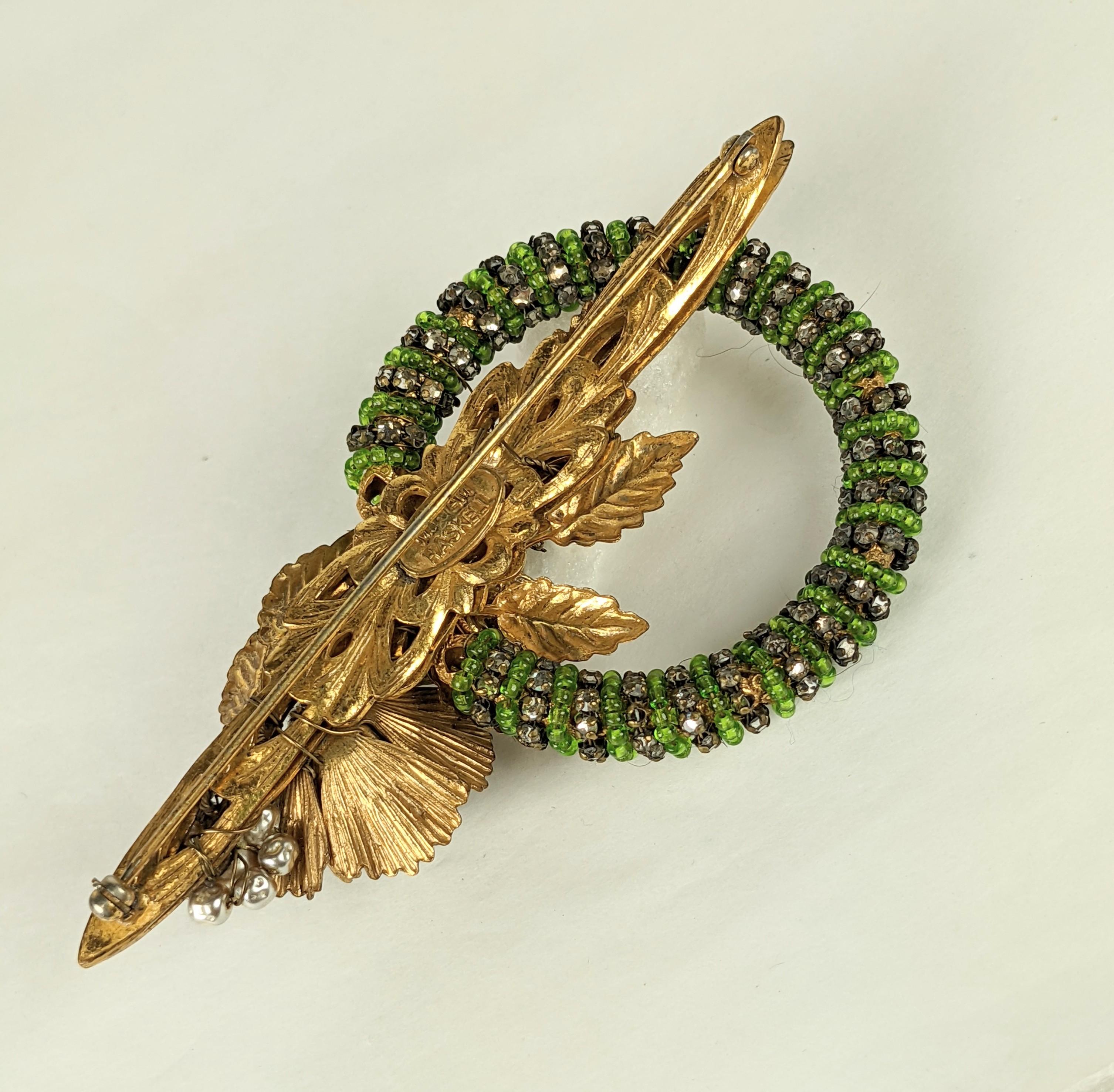 Miriam Haskell Vergoldete Blumenbrosche mit Perlenring für Damen oder Herren im Angebot