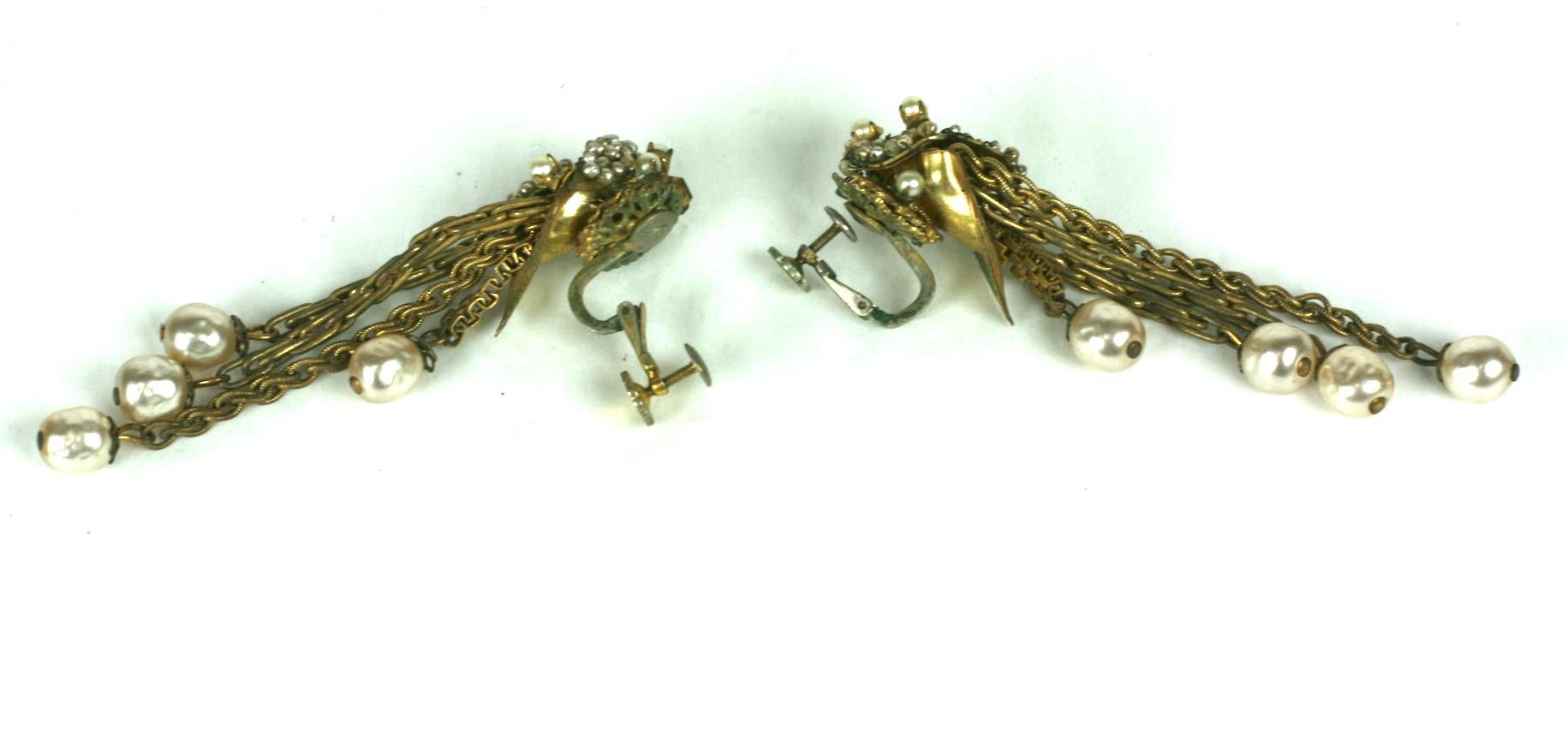 Miriam Haskell Boucles d'oreilles en feuilles dorées, chaîne et fausses perles en vente 1