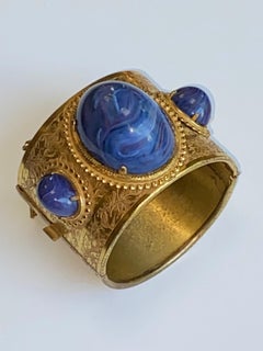 Miriam Haskell Gold und Kunstblau Lapis Cabochon Großes Manschettenarmband, 1960/70er Jahre