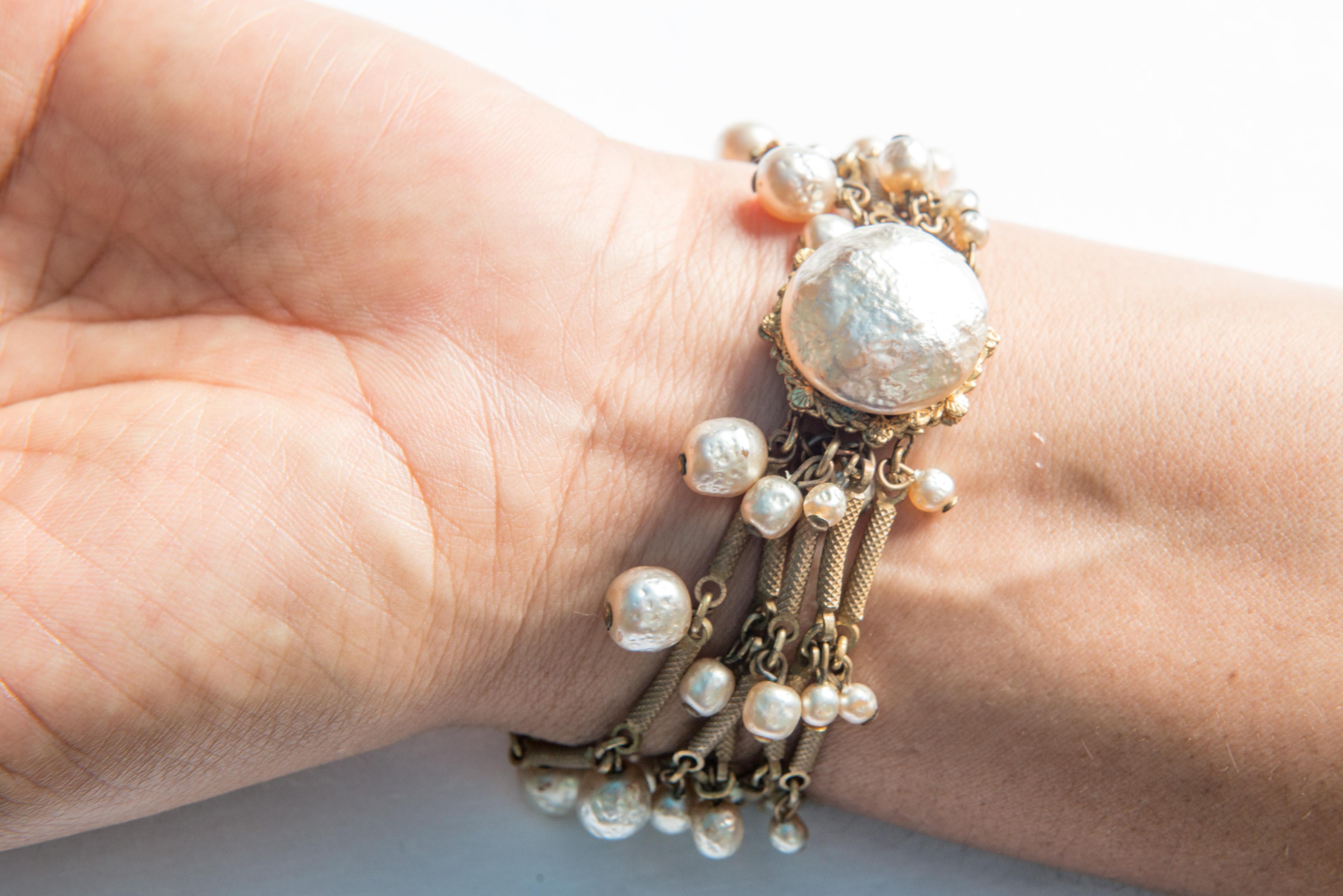 Un bracelet de perles Miriam Haskell à cinq brins en ton or avec un fermoir en grosse perle mabé.