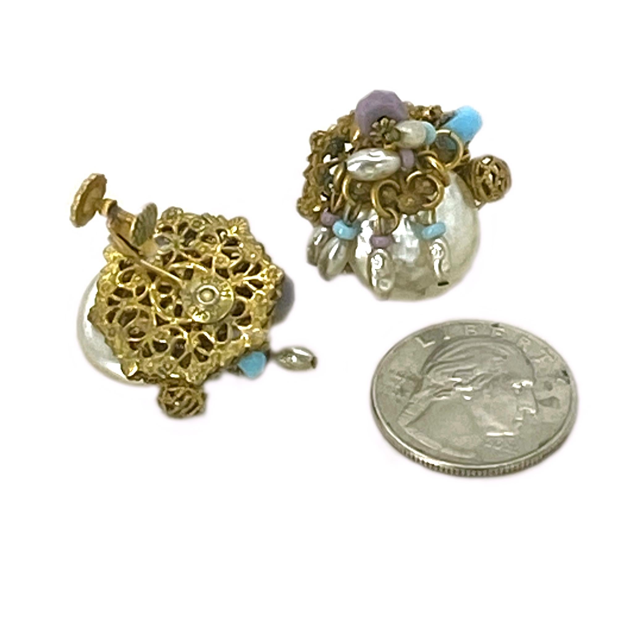 Artisan Miriam Haskell, boucles d'oreilles câblées à la main avec perles et breloques pendantes en vente