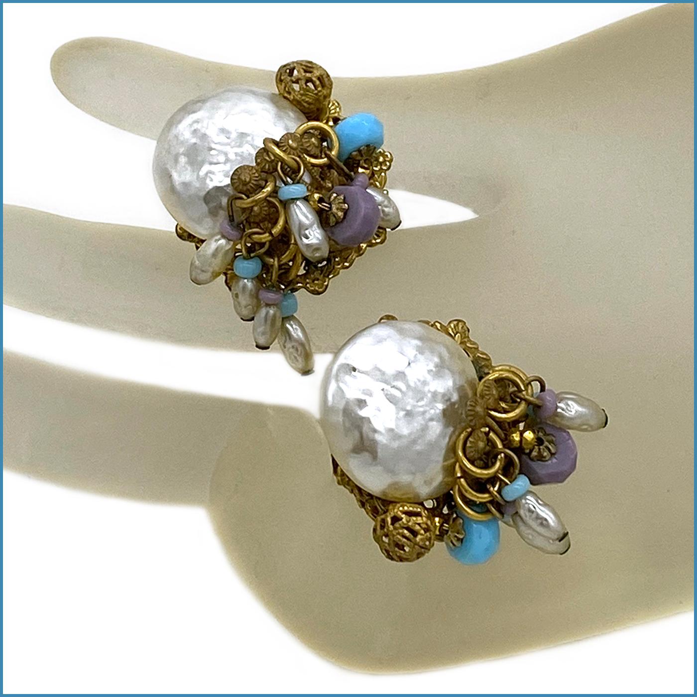 Grezzo Miriam Haskell Orecchini a filo a mano con perla e charm pendente in vendita