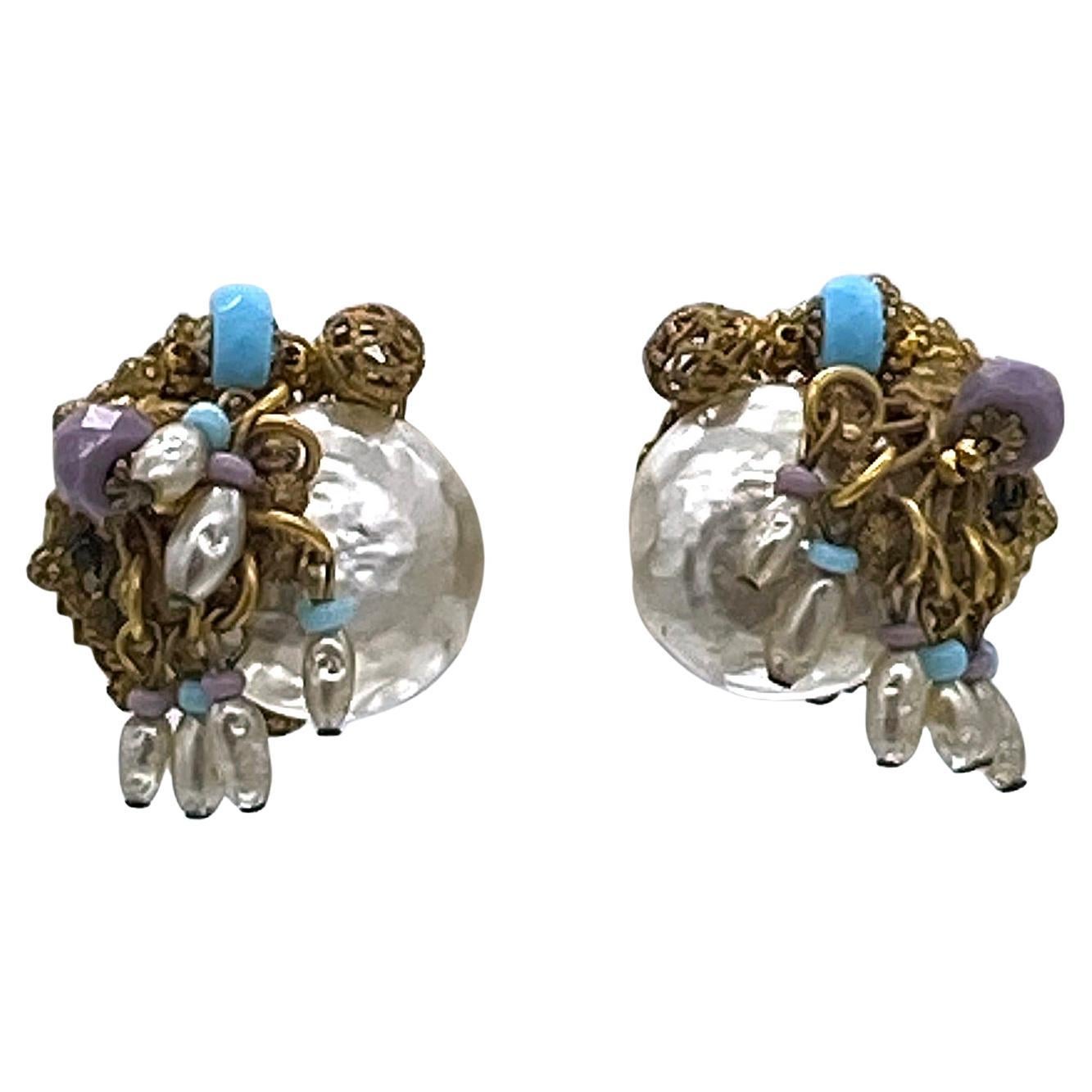 Miriam Haskell Orecchini a filo a mano con perla e charm pendente in vendita 1